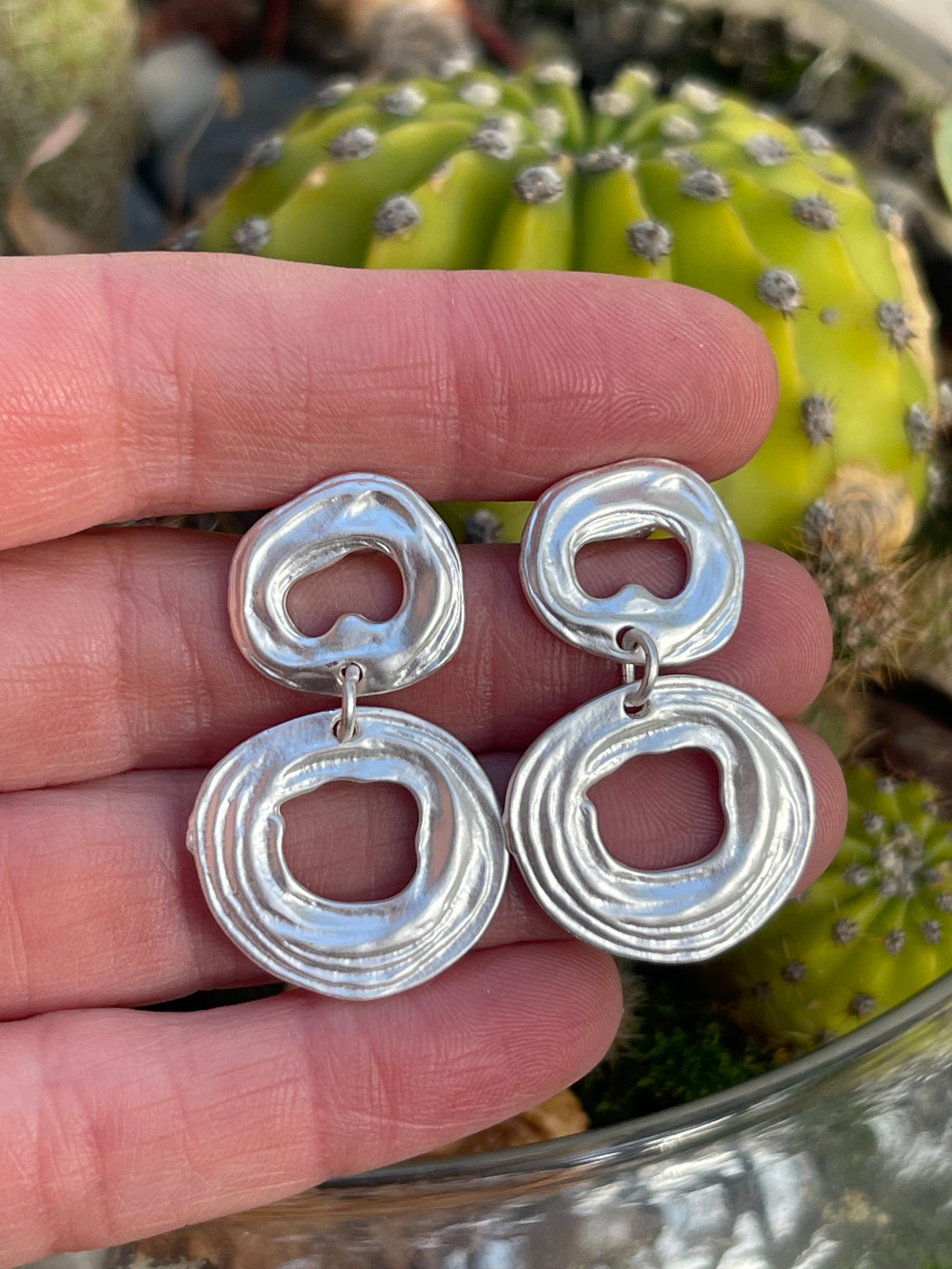 Aros Hippie Chic bañados en plata con preciosos eslabones. Largo 3.5 cm.