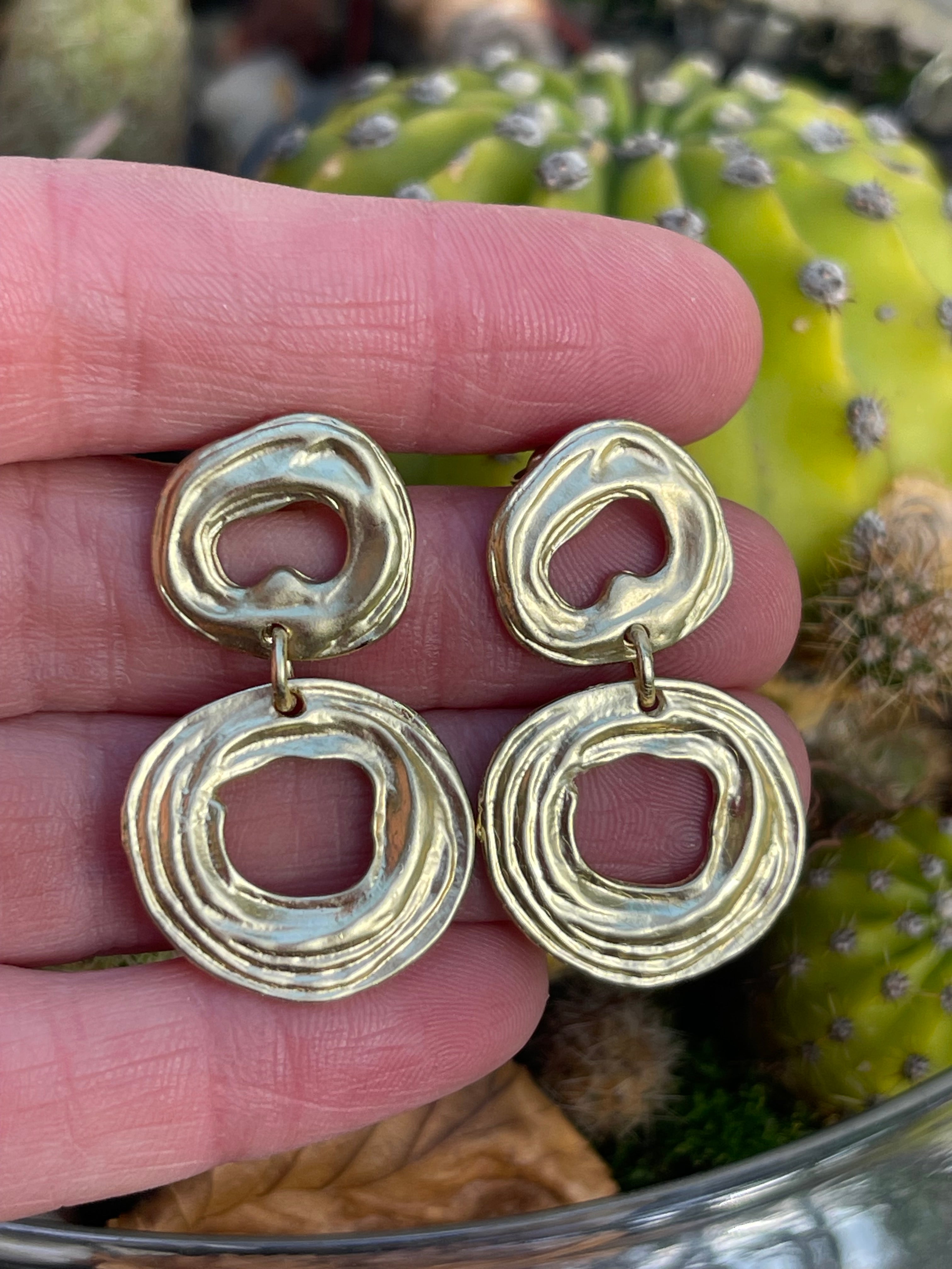 Aros Hippie Chic bañados en oro con elegantes eslabones. Largo 3.5 cm.