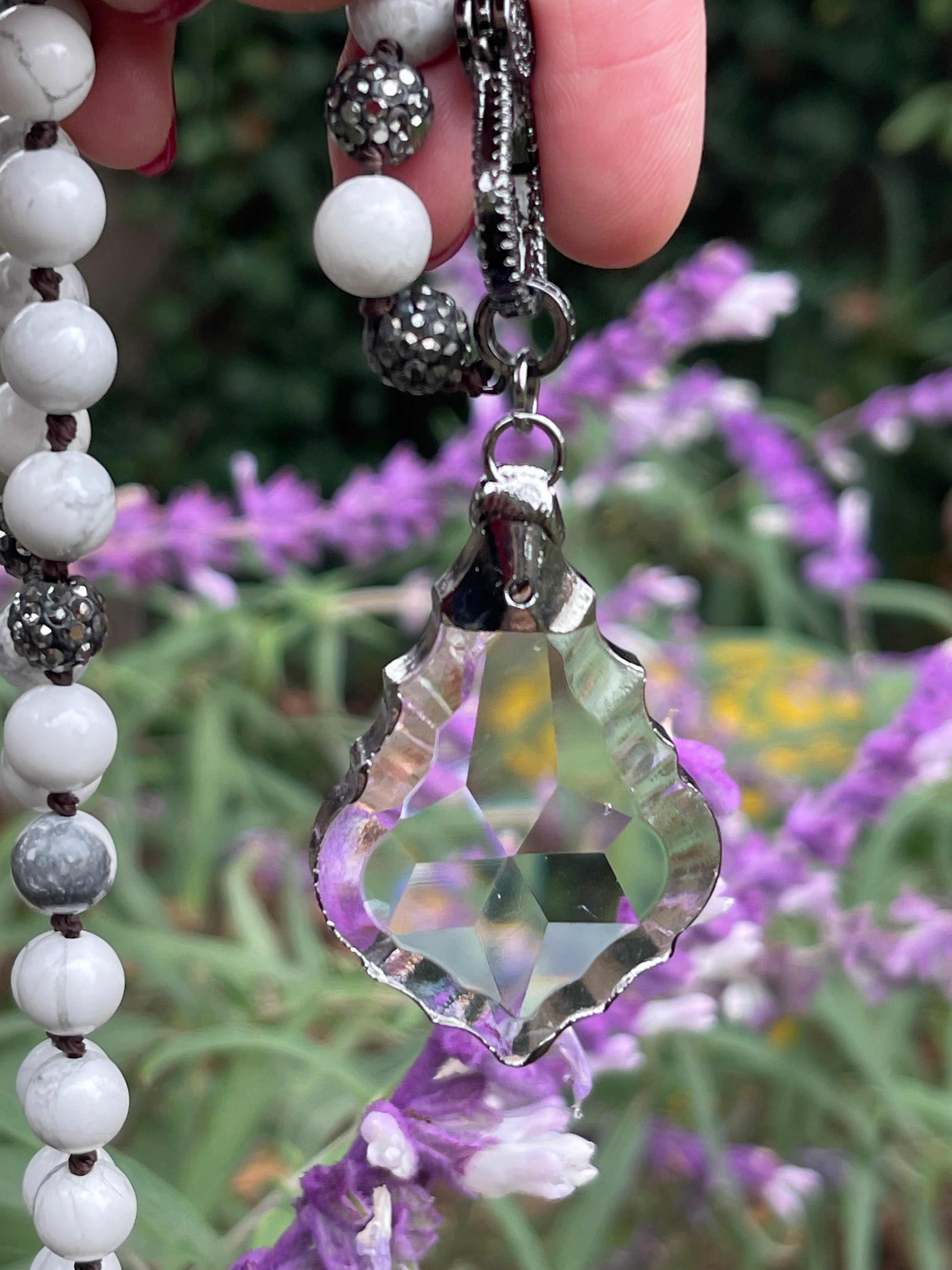 Collar Hippie Chic largo con elegante colgante de cristal facetado translusido, piedras naturales anudadas Howlita en tonos blancos con vetas grises, cristales y broche con delicados cristales.