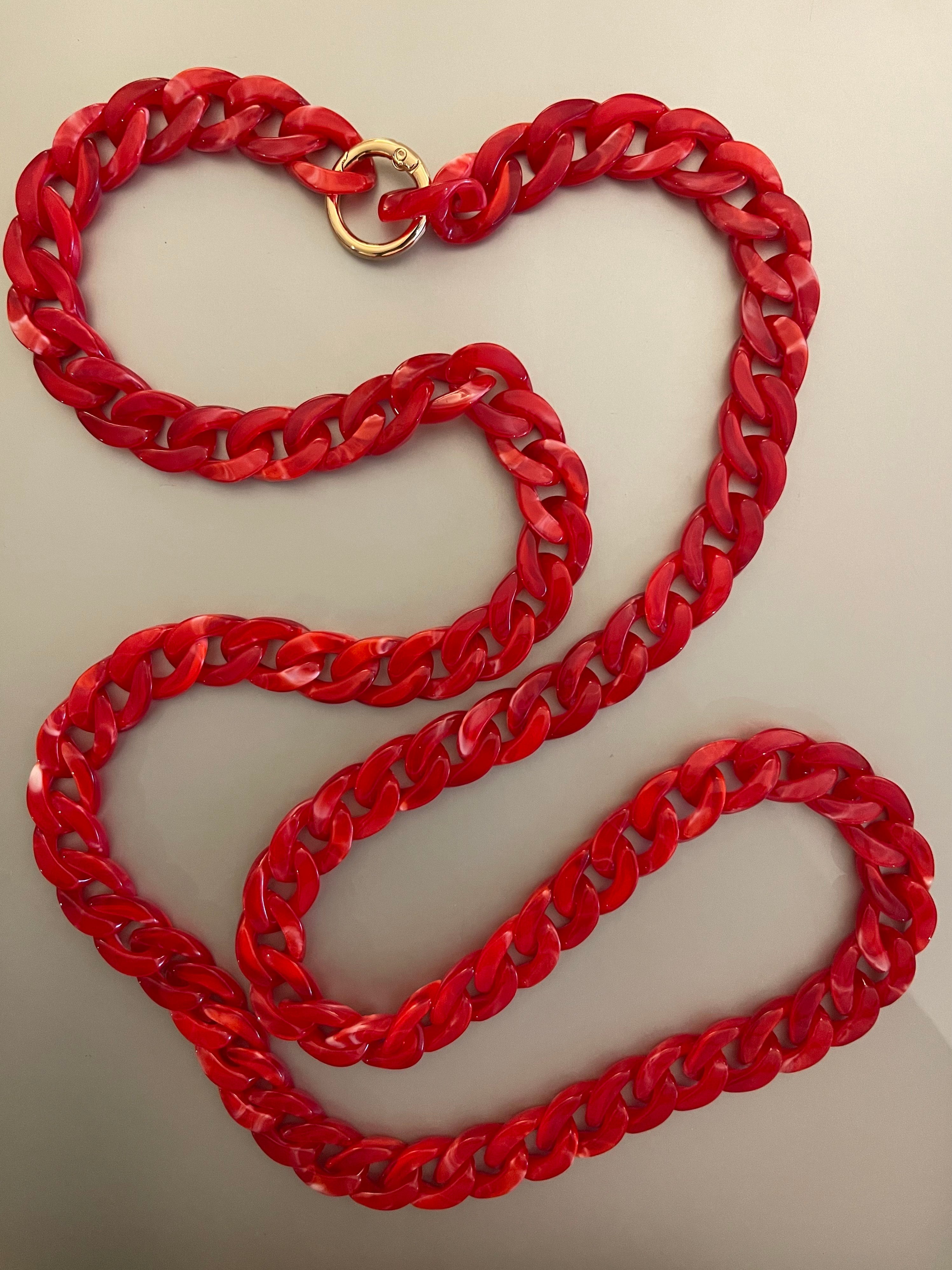 Collar Hippie Chic largo de acrilico en precioso color rojo, suaves vetas blancas y broche dorado. Usalo largo o doble.