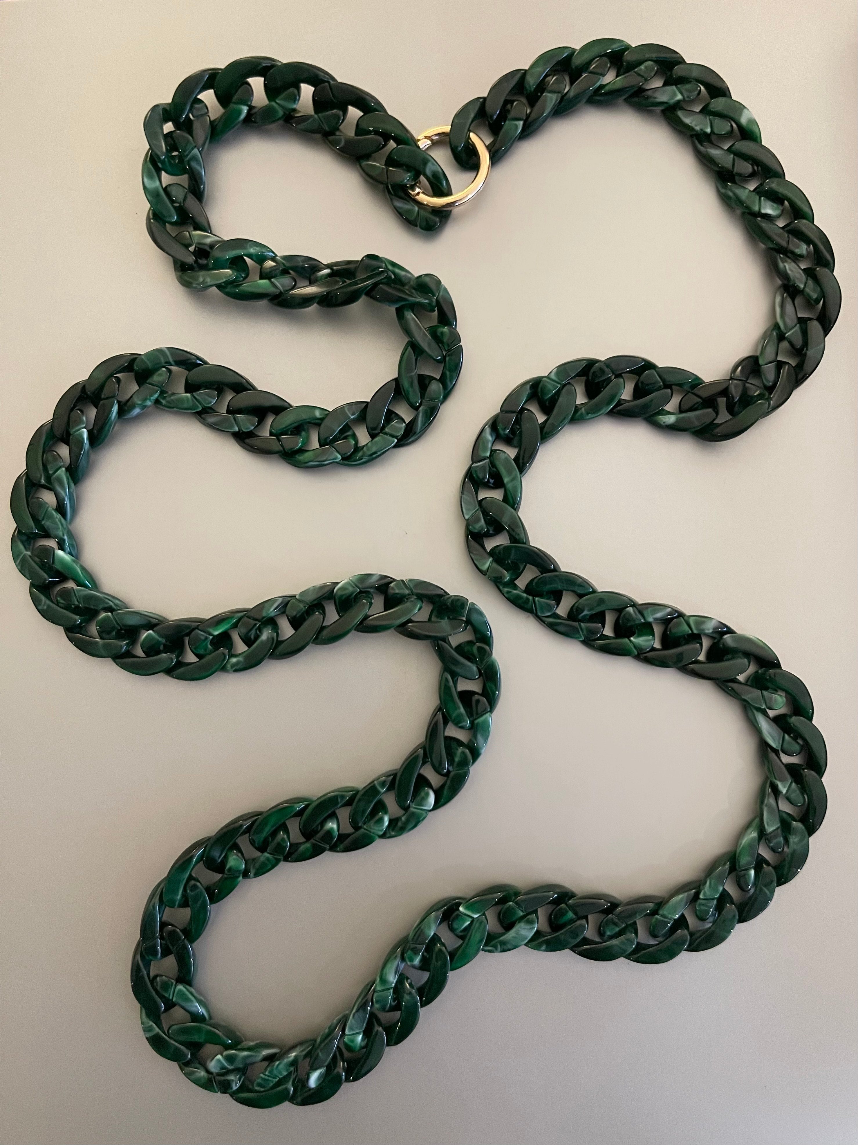 Collar Hippie Chic largo de acrilico en elegantes verdes, suaves vetas blancas y broche dorado. Usalo largo o doble.