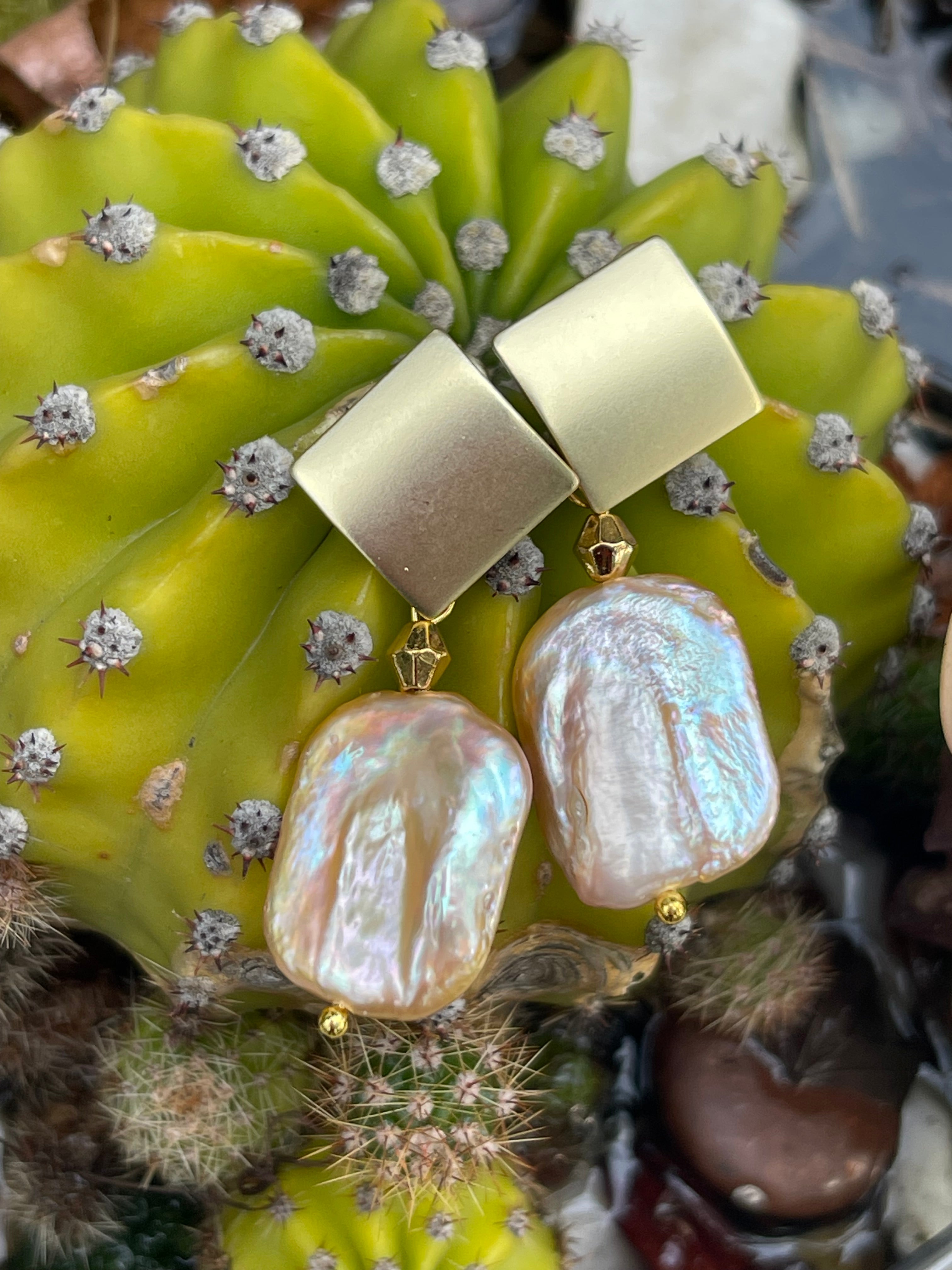Aros Hippie Chic bañados en oro con elegante perla barroca natural en tonos damasco. Largo 4 cm.