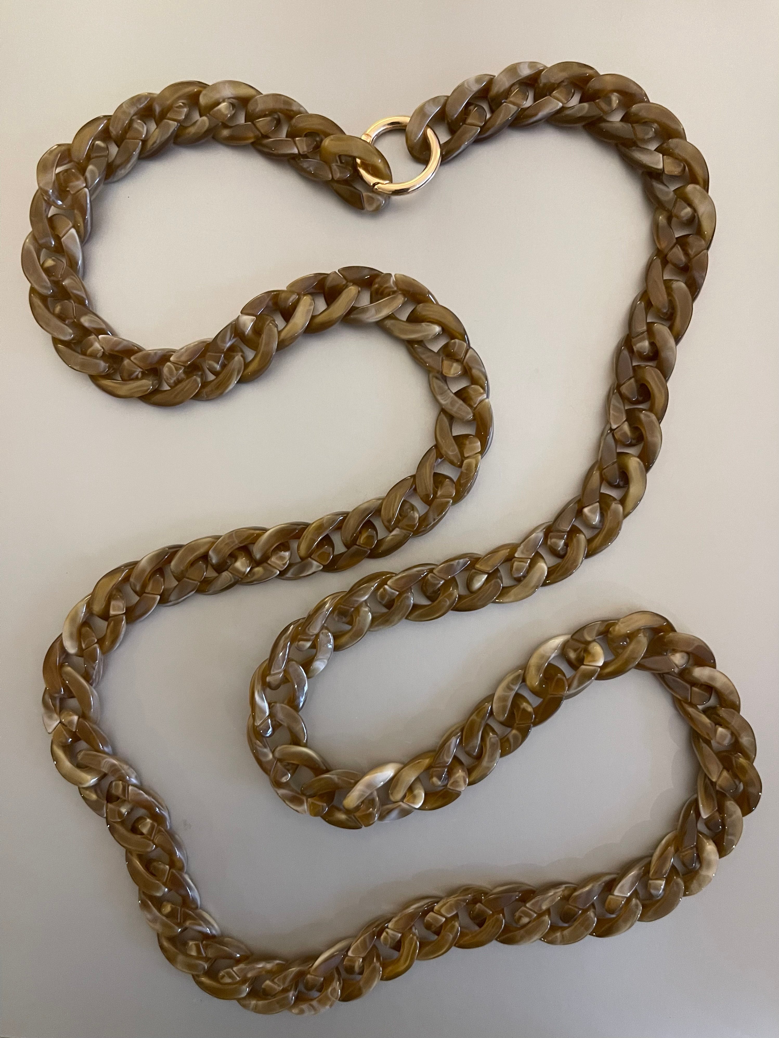 Collar Hippie Chic largo de acrilico en elegantes tonos marron, suaves vetas blancas y broche dorado. Usalo largo o doble..