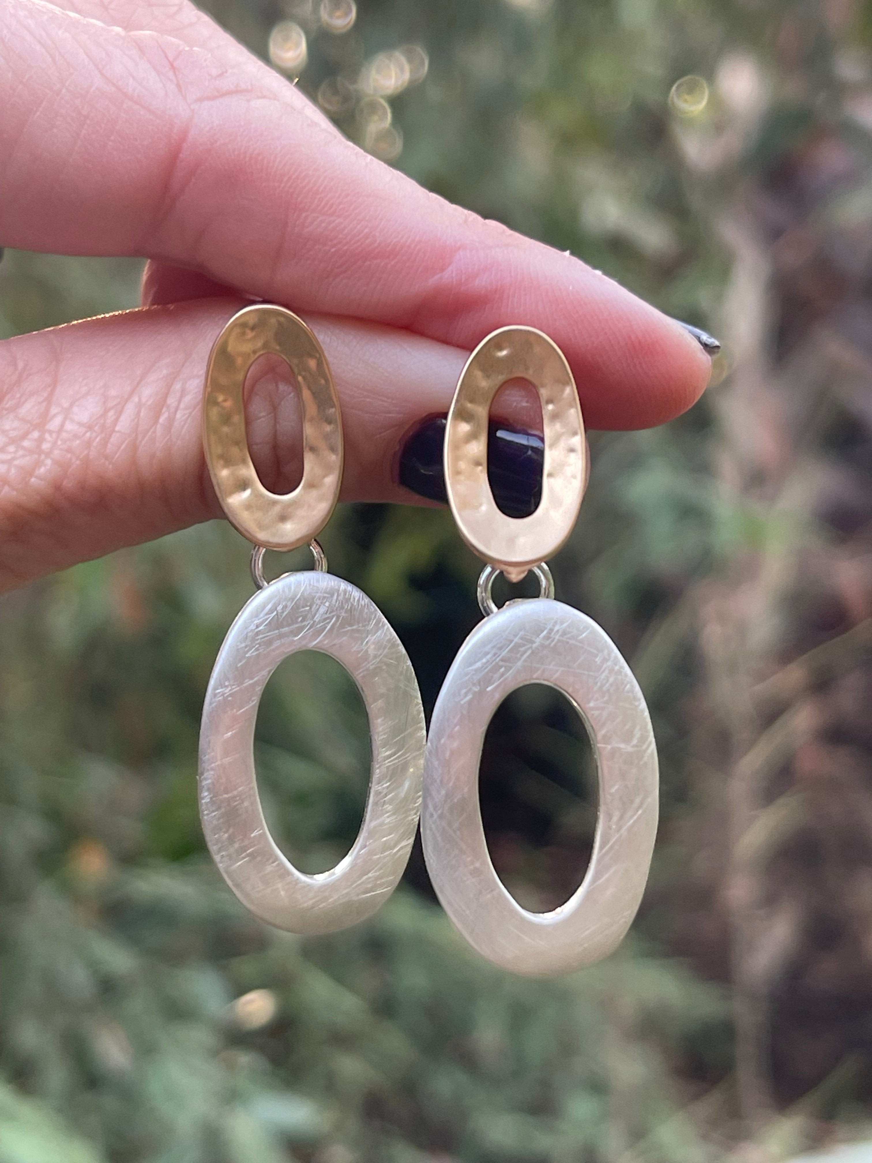 Aros Hippie Chic de fantasia fina en preciosos tonos dorados y plateados. Largo 5.3 cm.