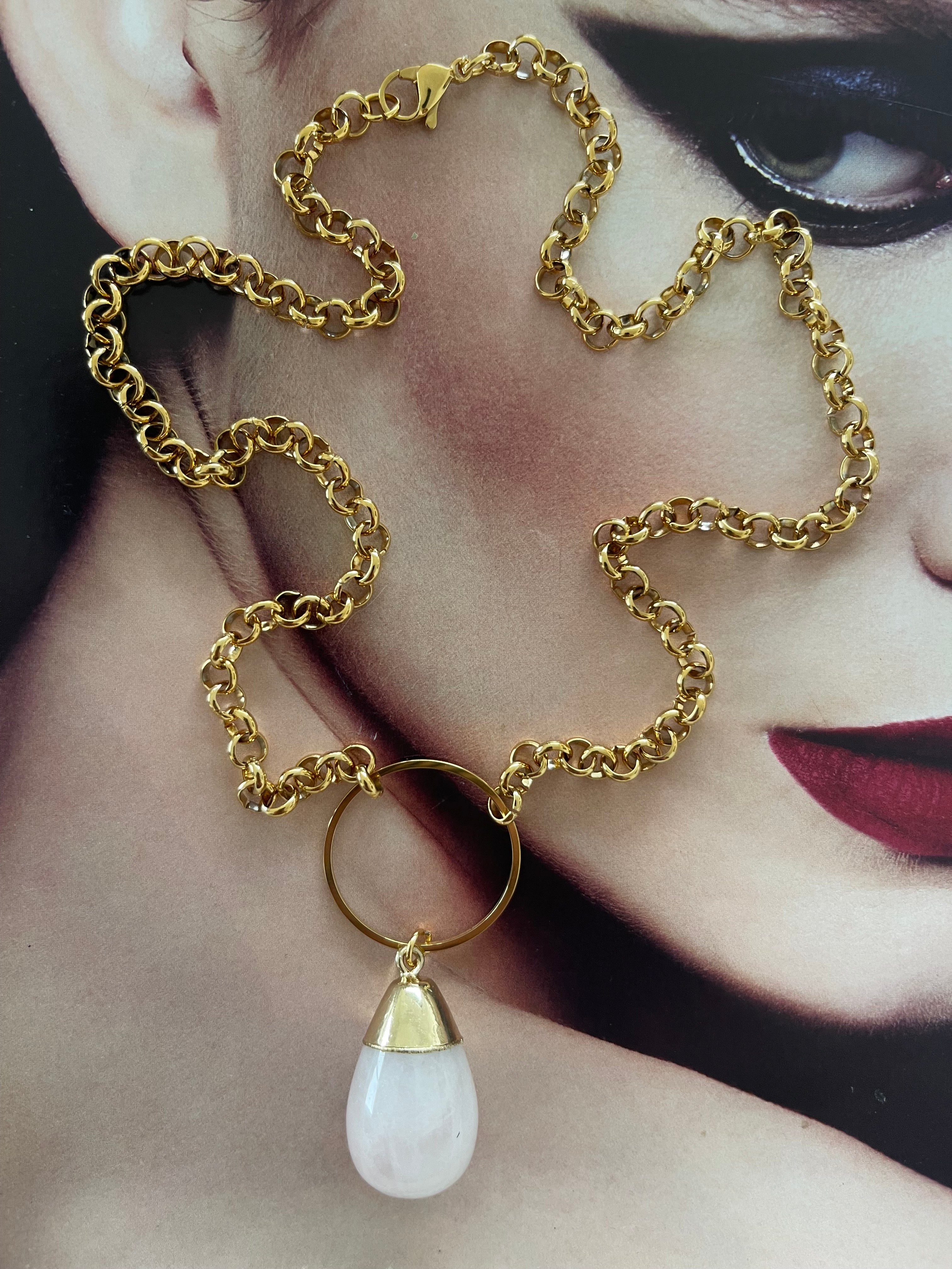 Collar Hippie Chic corto de cadena de acero inoxidable dorado y precioso cuarzo natural rosa suave.