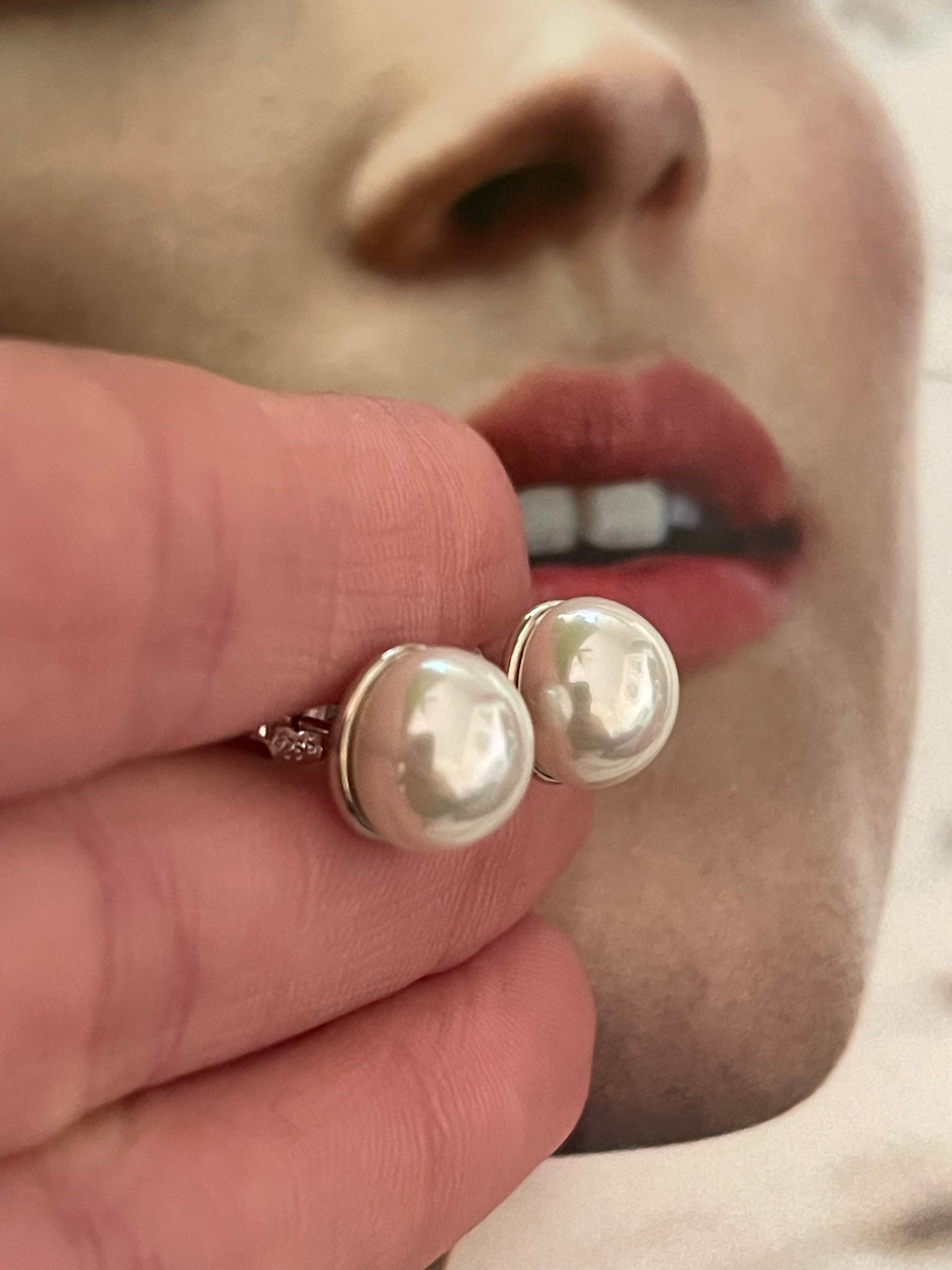 Aros Hippie Chic con elegante perla natural blanca bañados en plata. Diámetro 1 cm.