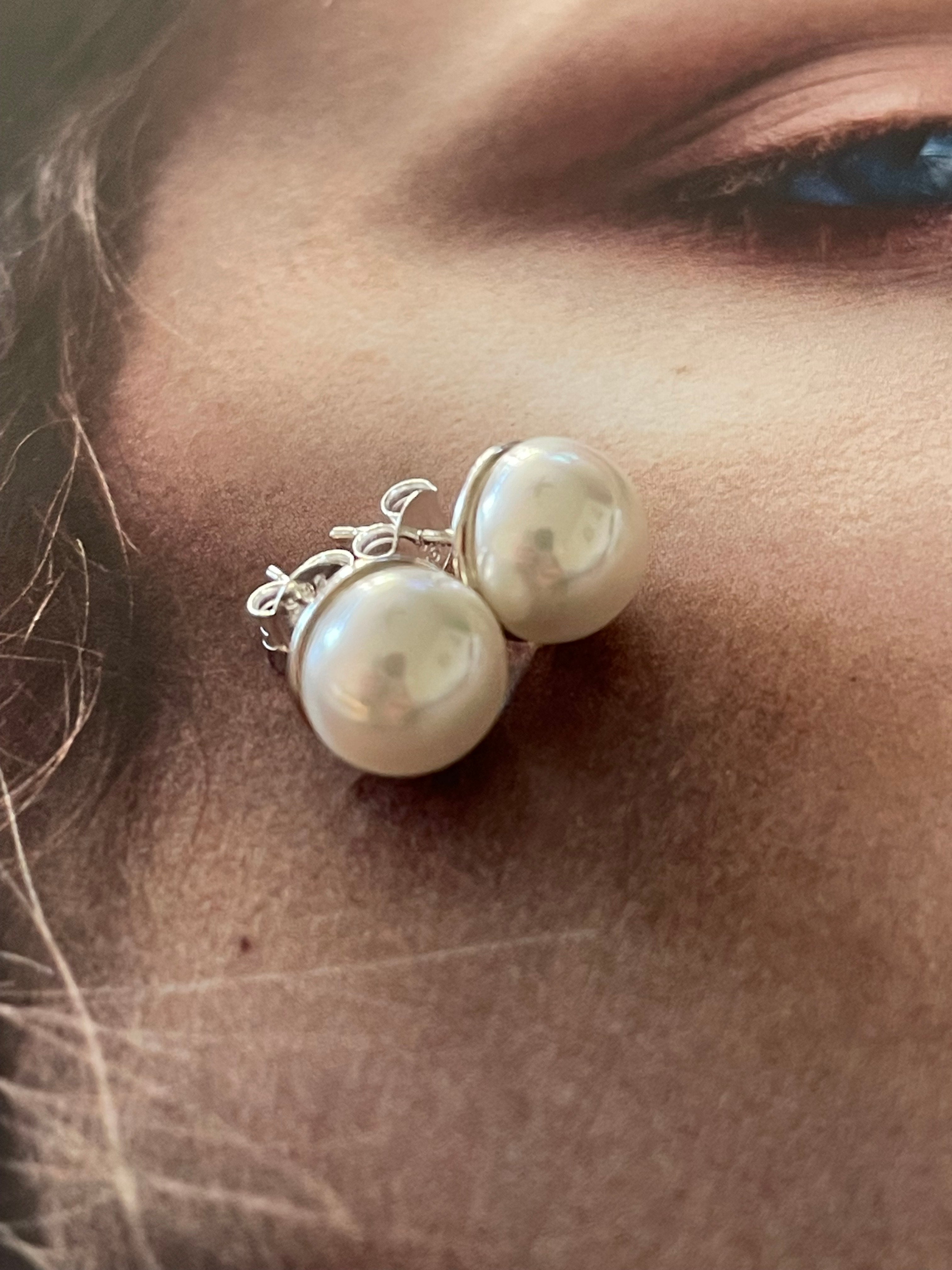 Aros Hippie Chic con elegante perla natural blanca bañados en plata. Diámetro 1 cm.