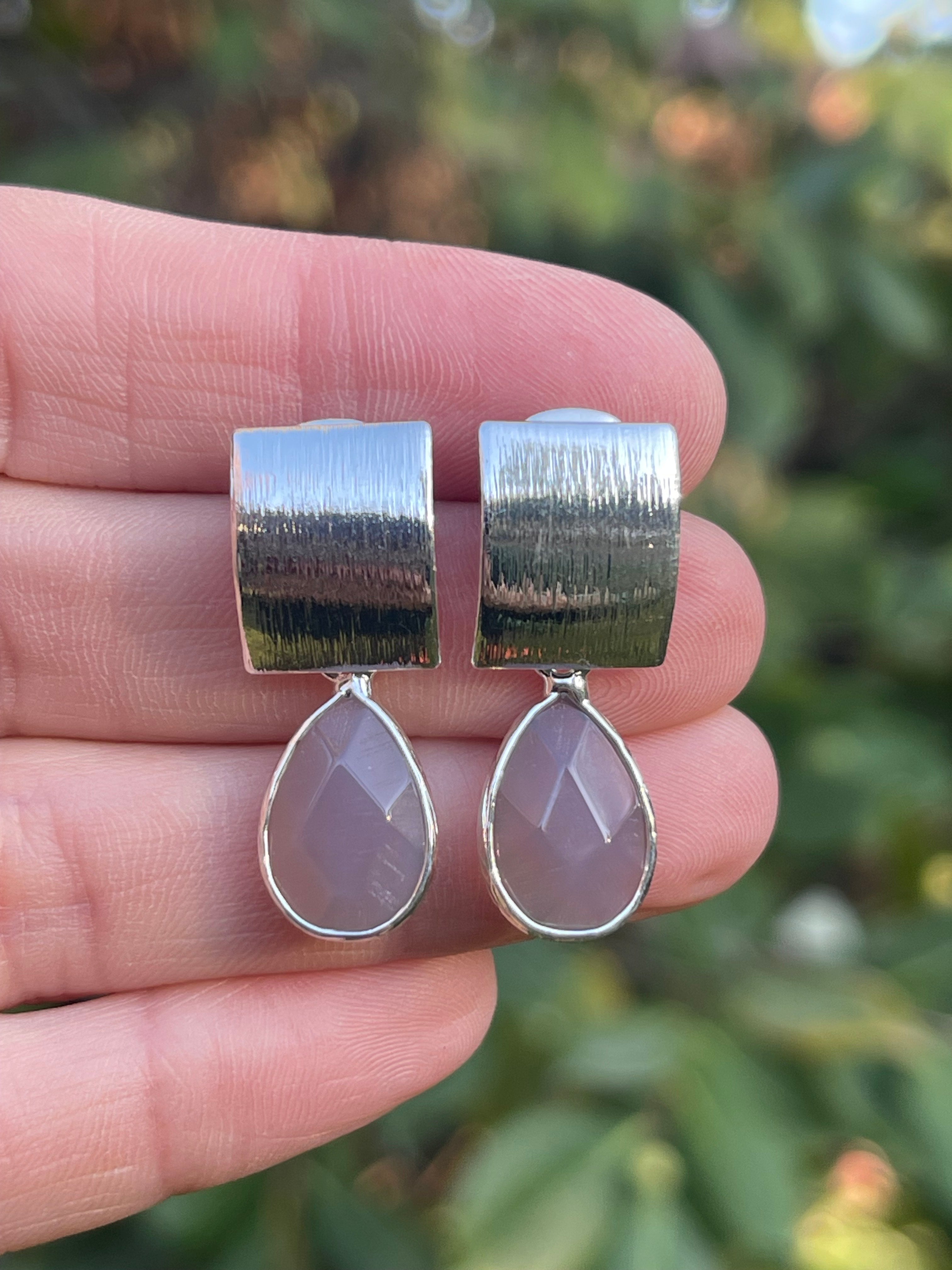 Aros Hippie Chic bañados en plata con preciosa piedra natural gris. Largo 2.8 cm.