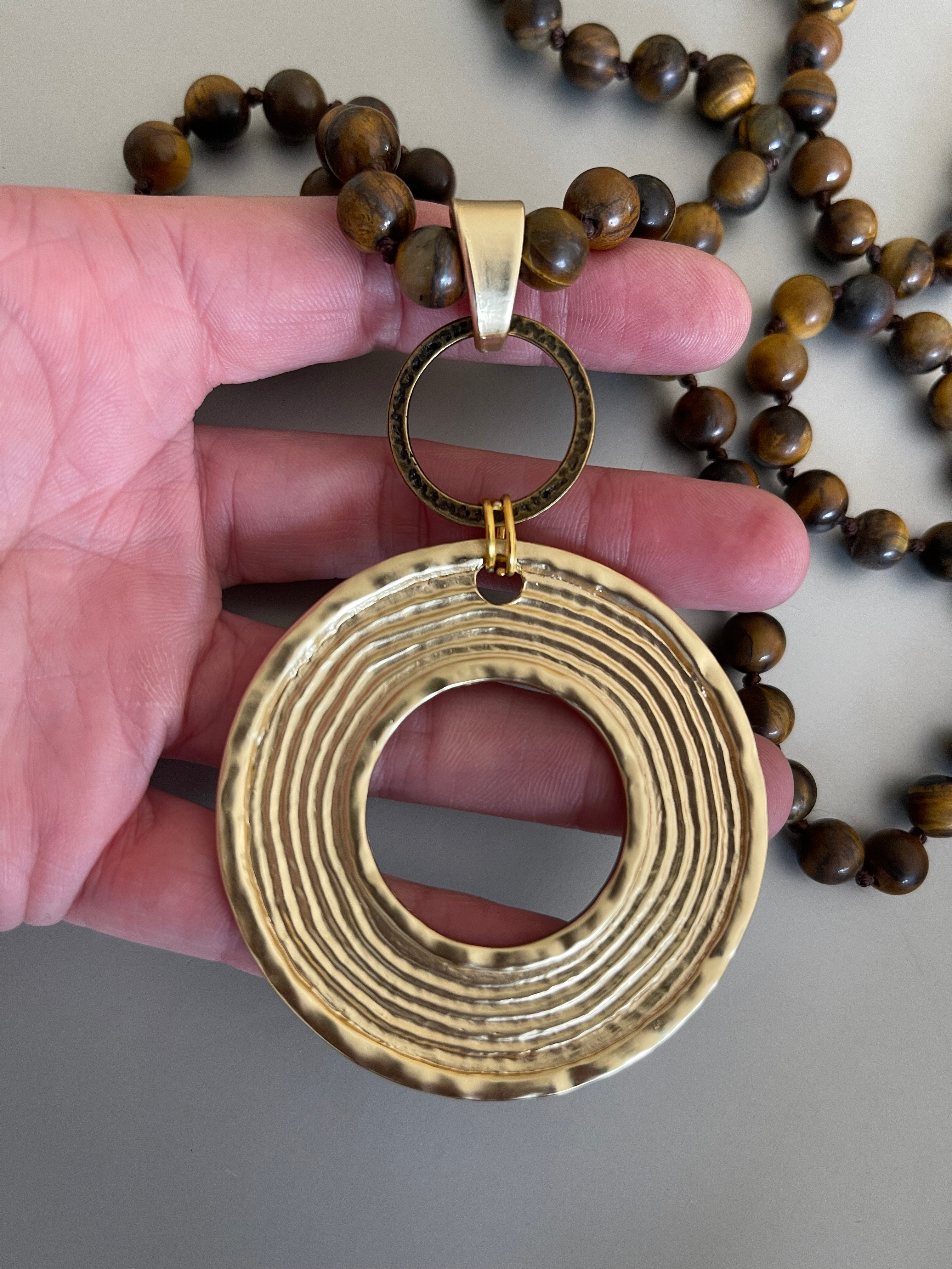 Collar Hippie Chic largo de piedras naturales en elegantes tonos marron con  fino colgante dorado.