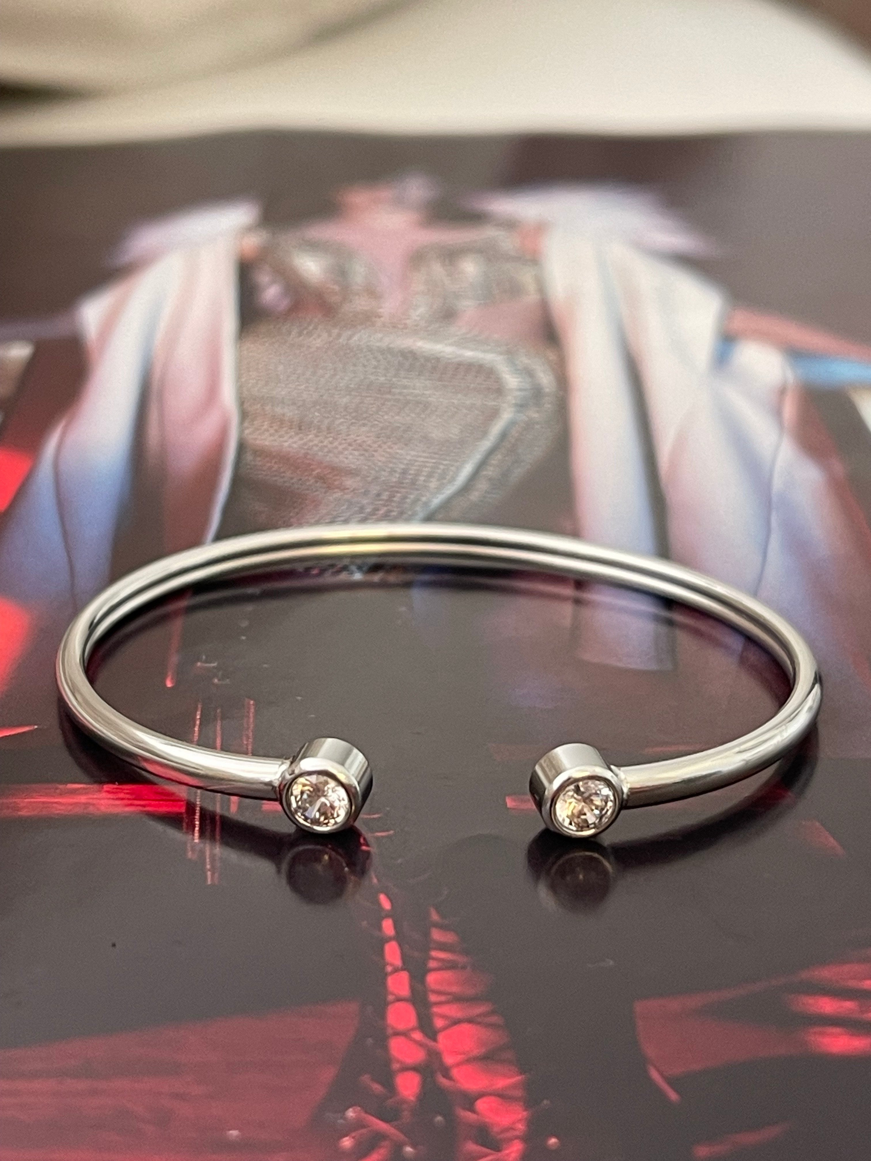 Pulsera Hippie Chic de acero inoxidable plateado con preciosos circones en las puntas, las cuales son flexibles.