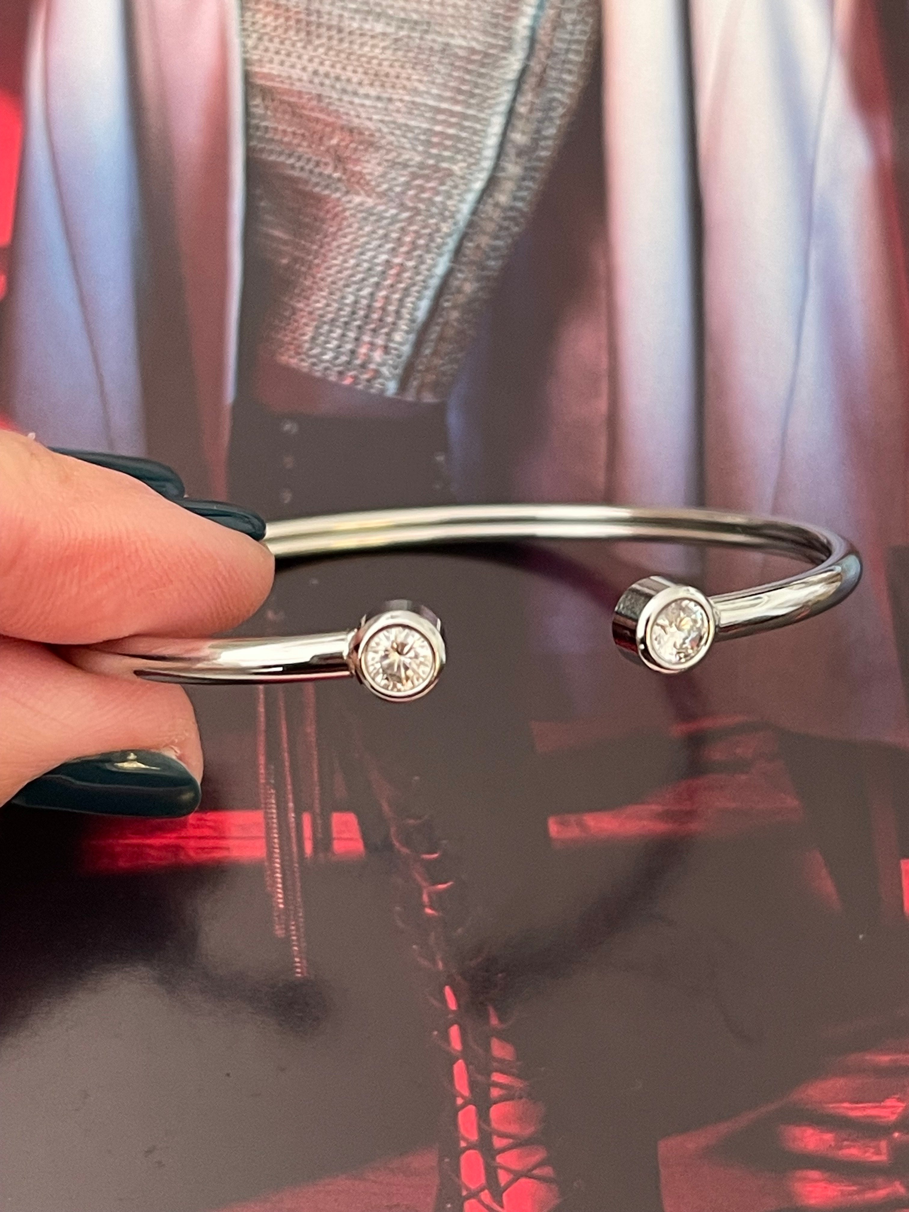 Pulsera Hippie Chic de acero inoxidable plateado con preciosos circones en las puntas, las cuales son flexibles.