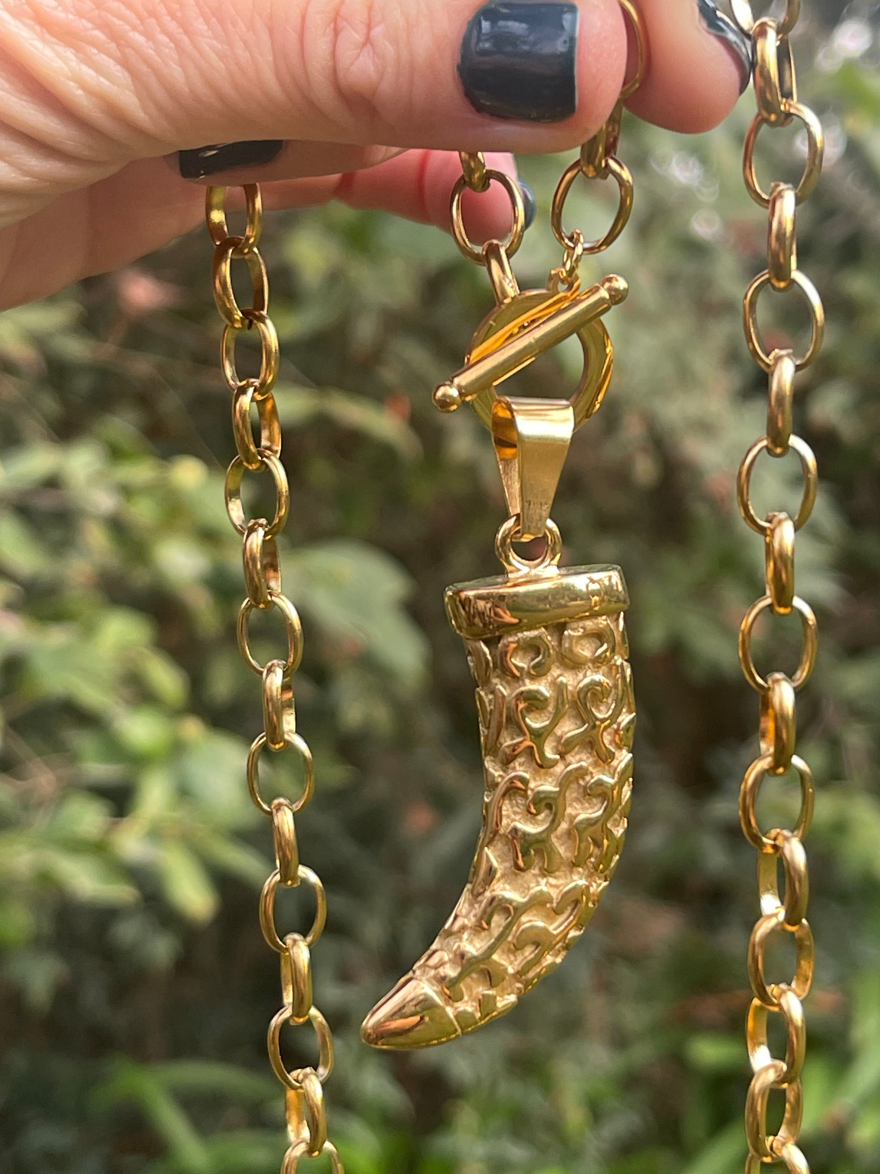 Collar Hippie chic largo de cadena de acero inoxidable dorado , broche OT y colgante de colmillo con precioso detalle tallado.