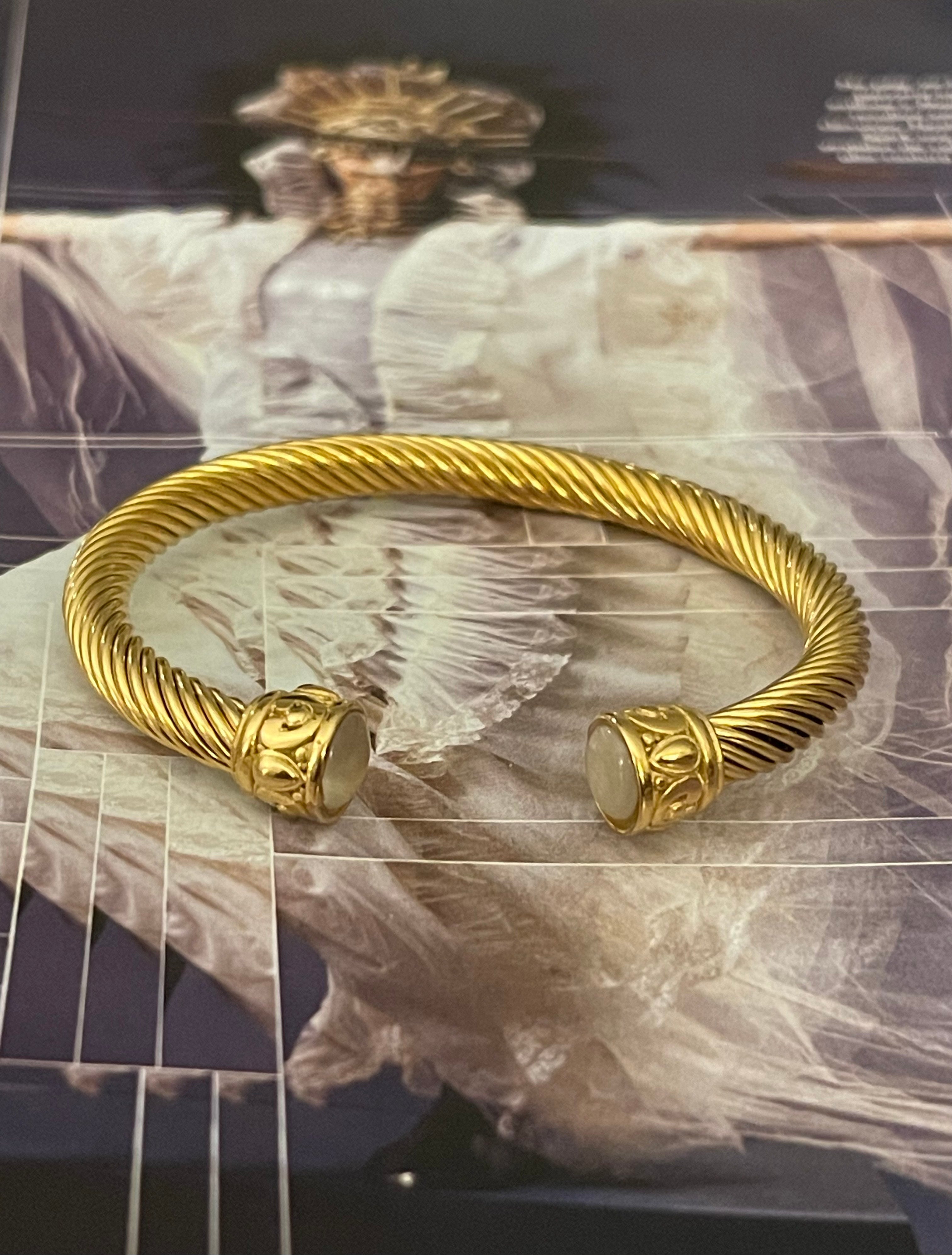 Pulsera Hippie Chic de acero inoxidable dorado con precioso tallado y detalle en las puntas.