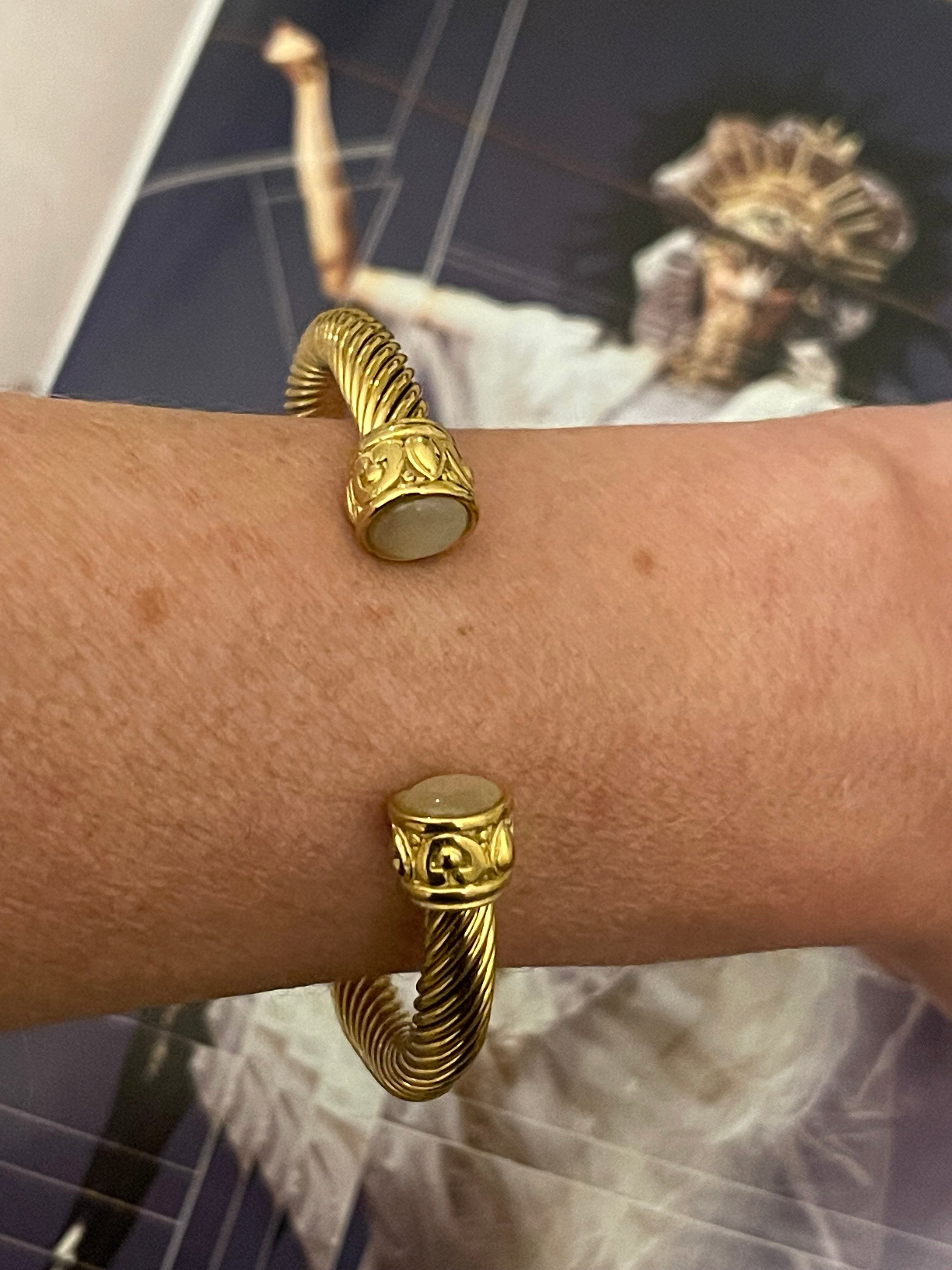 Pulsera Hippie Chic de acero inoxidable dorado con precioso tallado y detalle en las puntas.