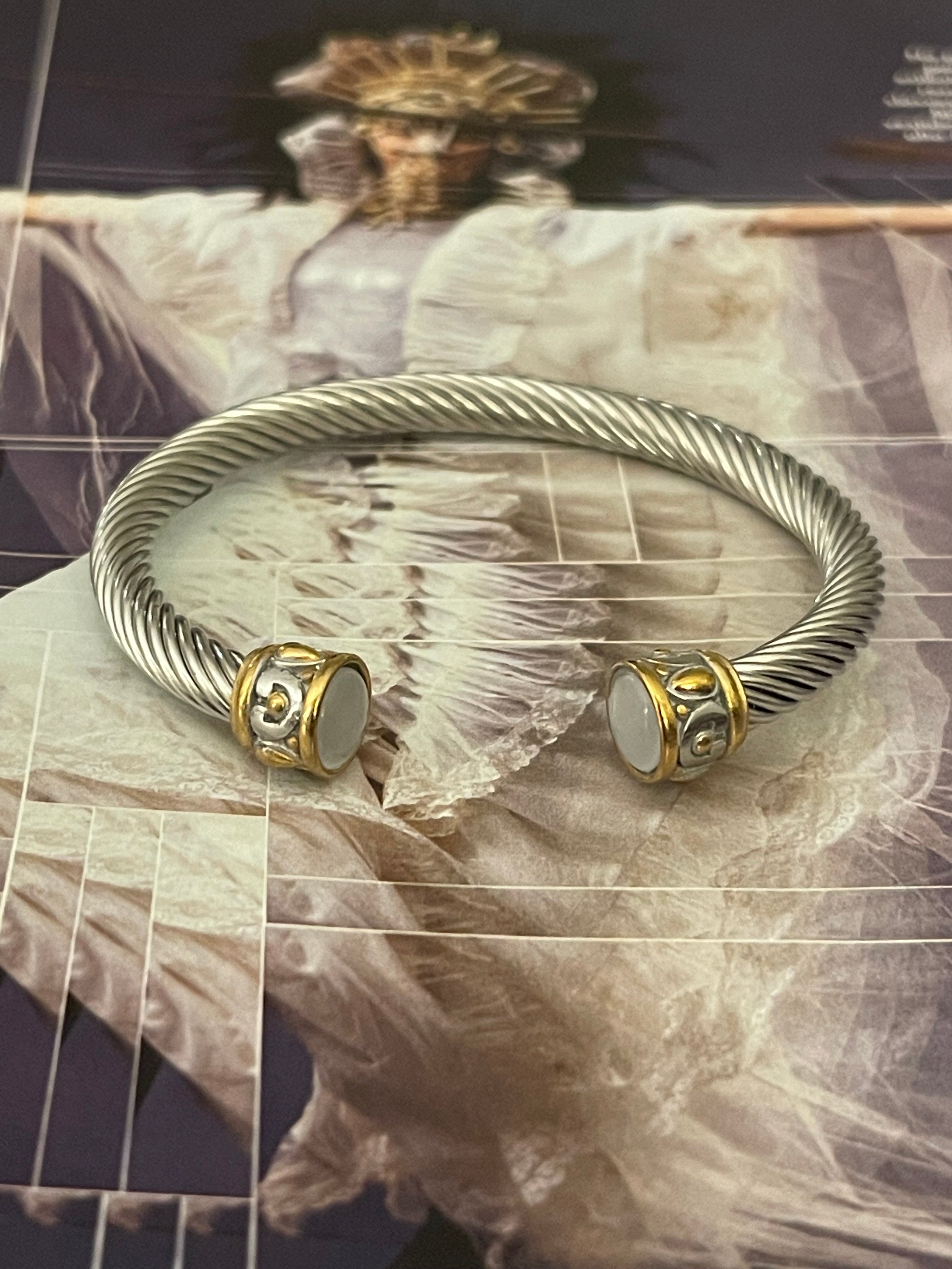 Pulsera Hippie Chic de acero inoxidable plateado y preciosos detalles en las puntas en dorados y cristales blancos.