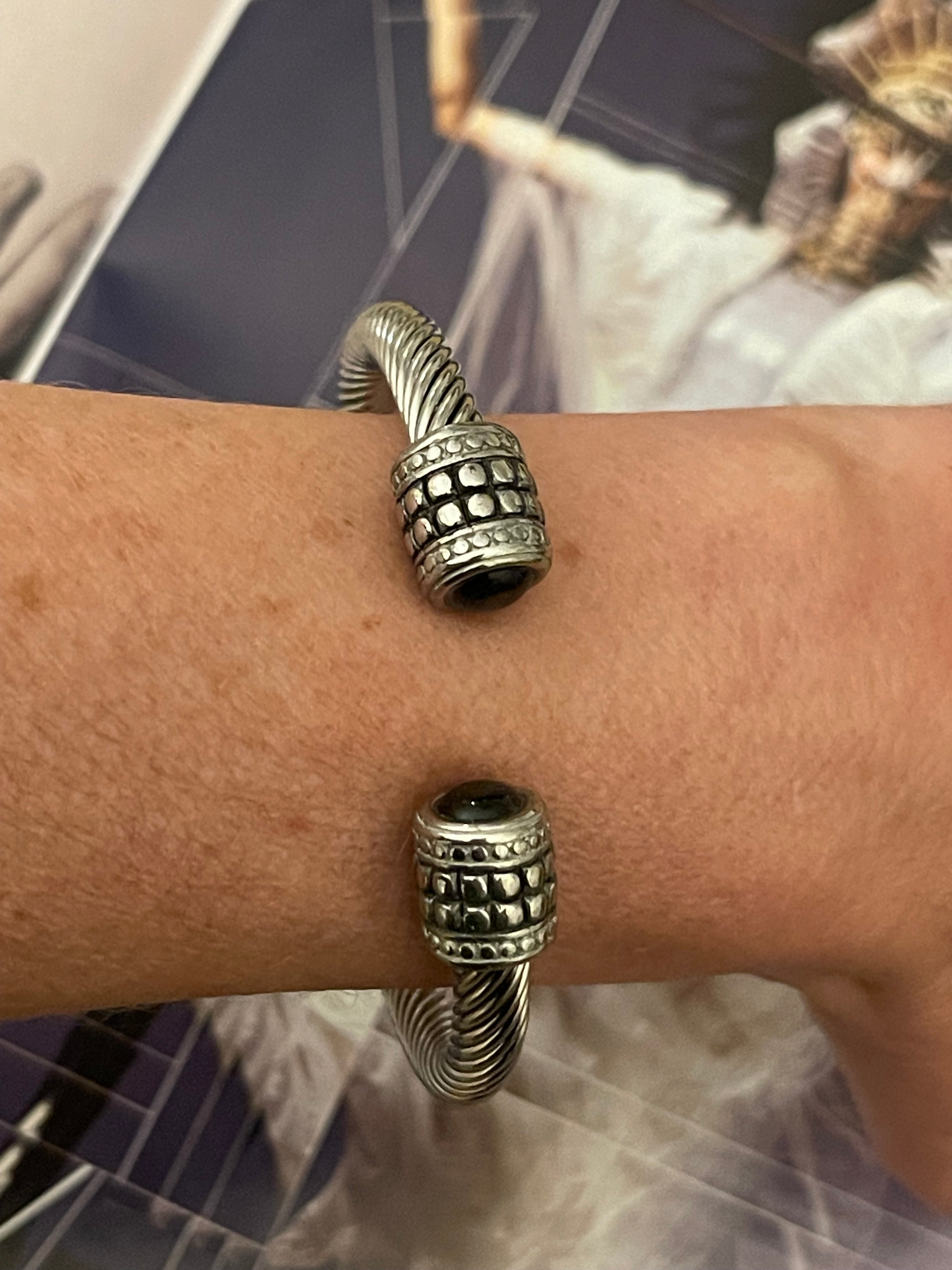 Pulsera Hippie Chic de acero inoxidable plateado con preciosos detalles en las puntas y cristal negro.