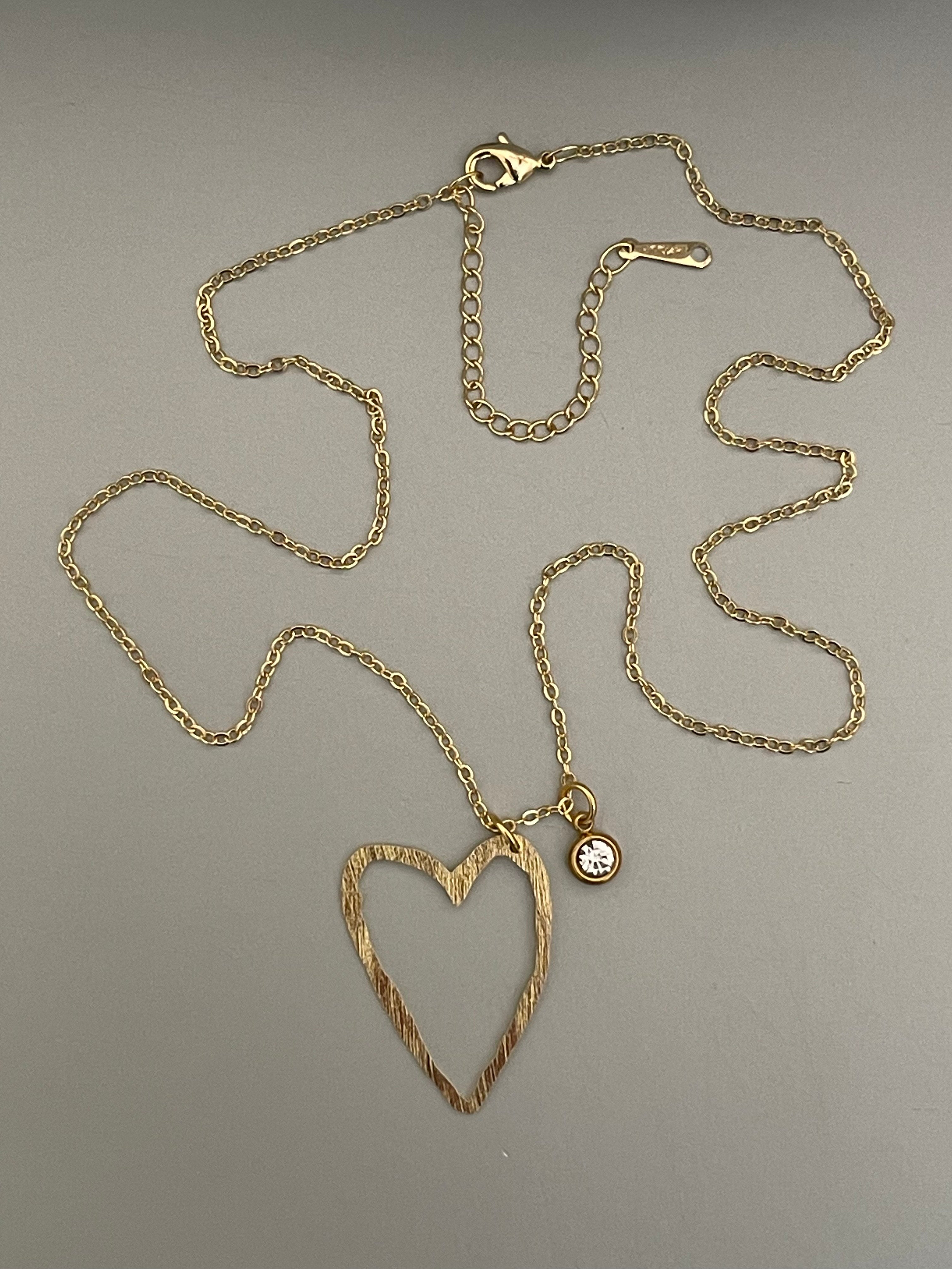Collar Hippie Chic corto bañado en oro con delicado corazon y punto de luz.