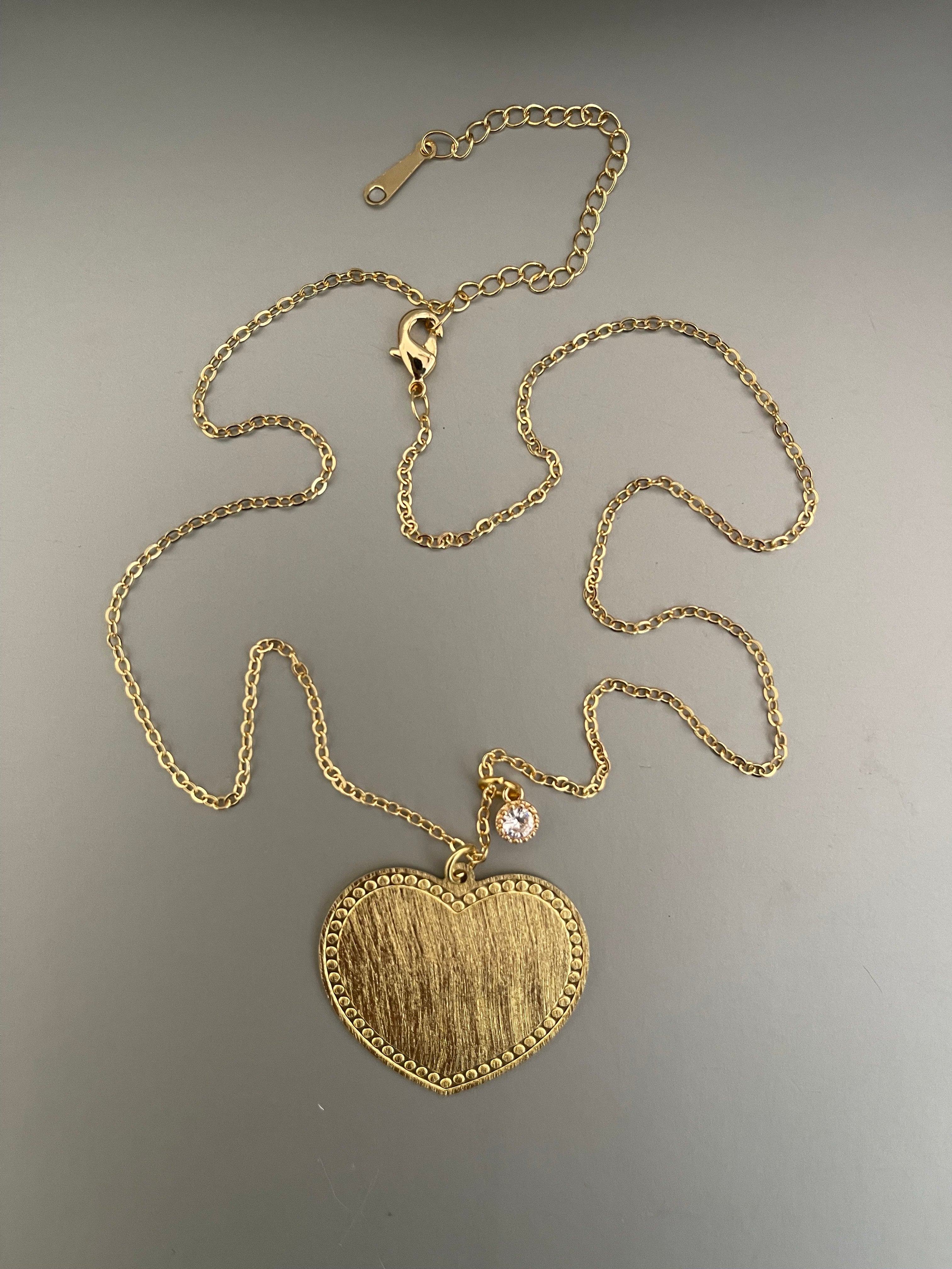 Collar Hippie Chic corto bañado en oro con precioso corazon,  detalle en su contorno y punto de luz.