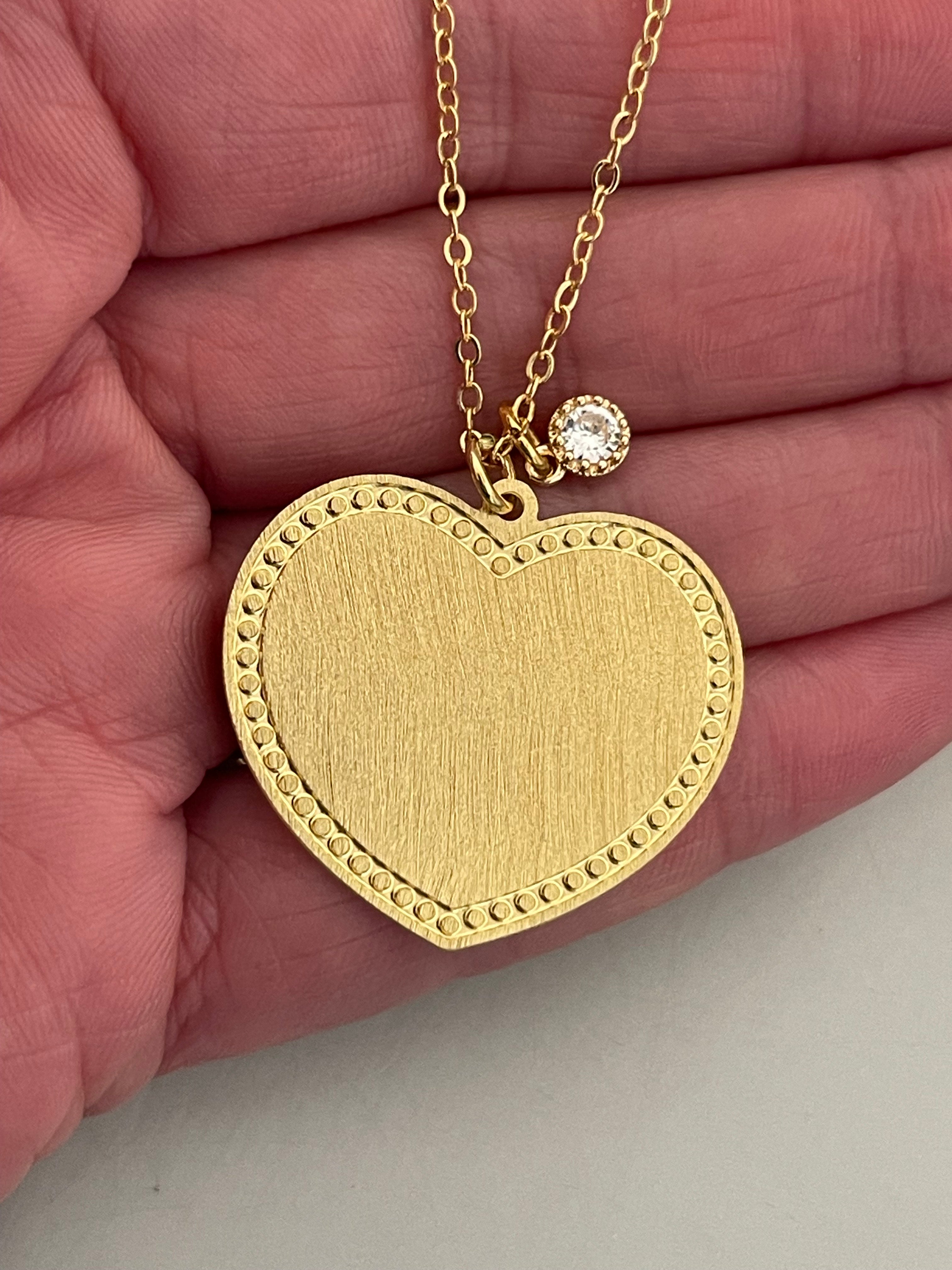 Collar Hippie Chic corto bañado en oro con precioso corazon,  detalle en su contorno y punto de luz.