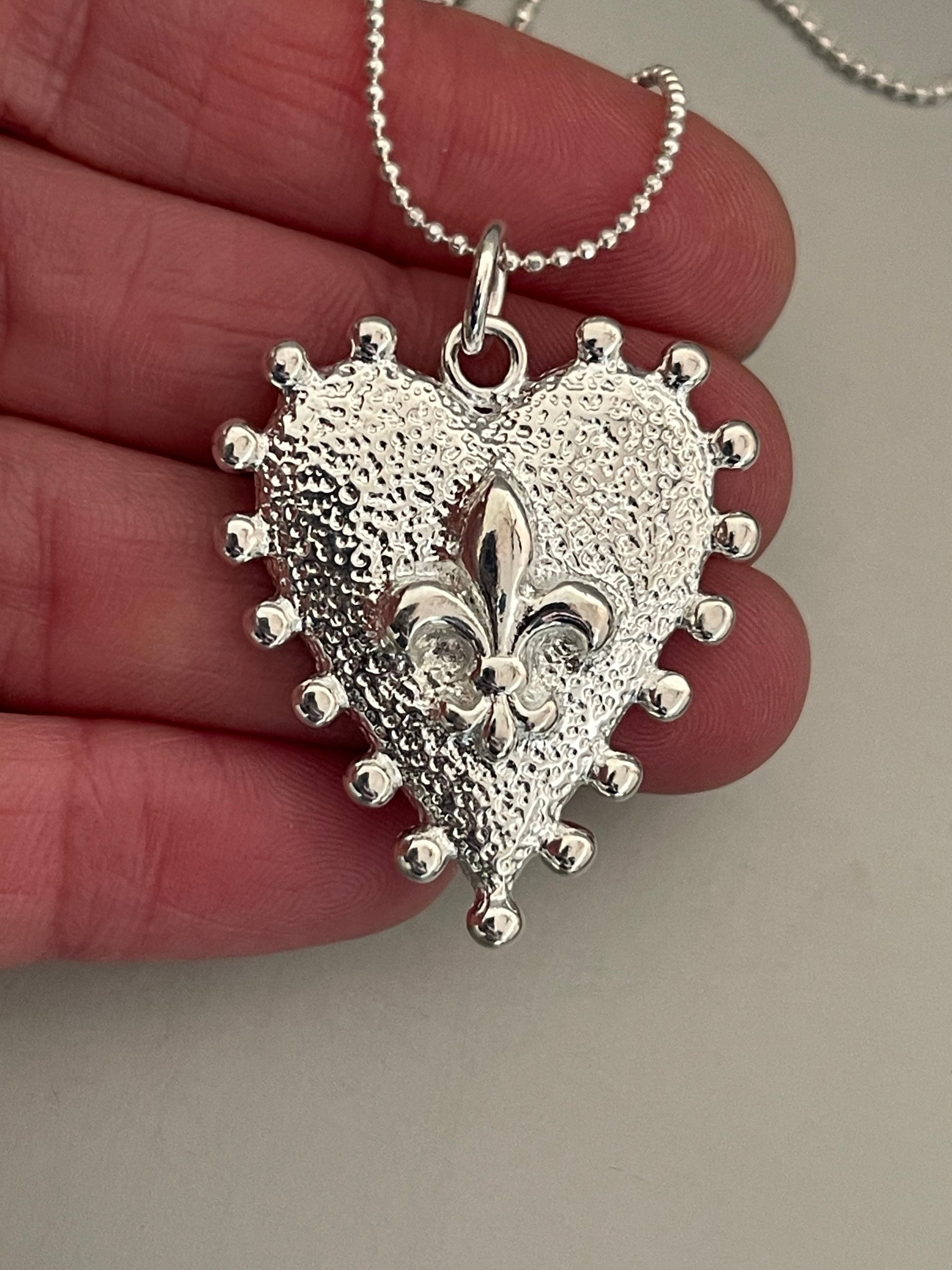 Collar Hippie Chic corto bañado en plata con espectacular corazon con flor de lis.