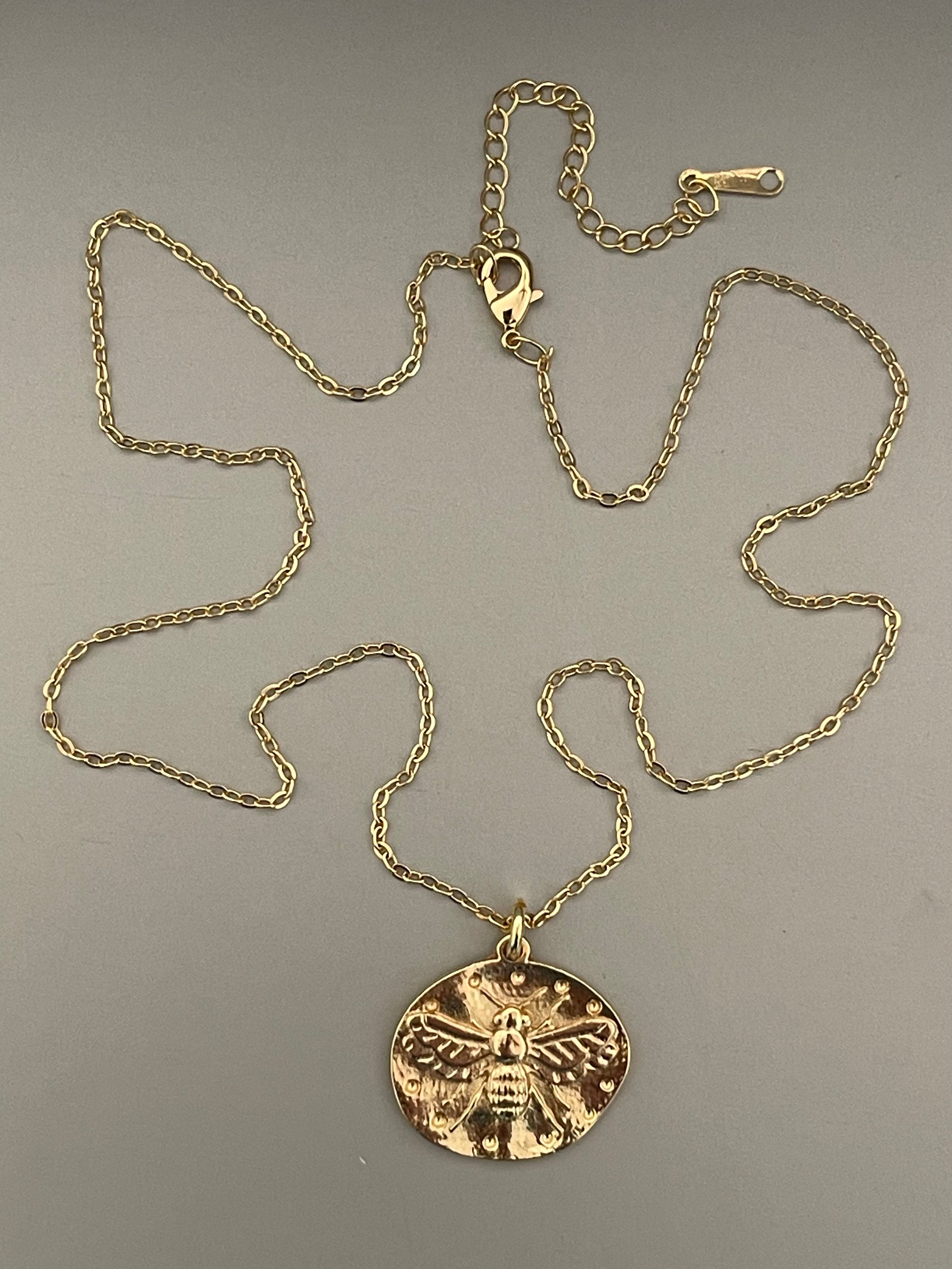 Collar Hippie Chic corto bañado en oro con precioso colgante de abeja.