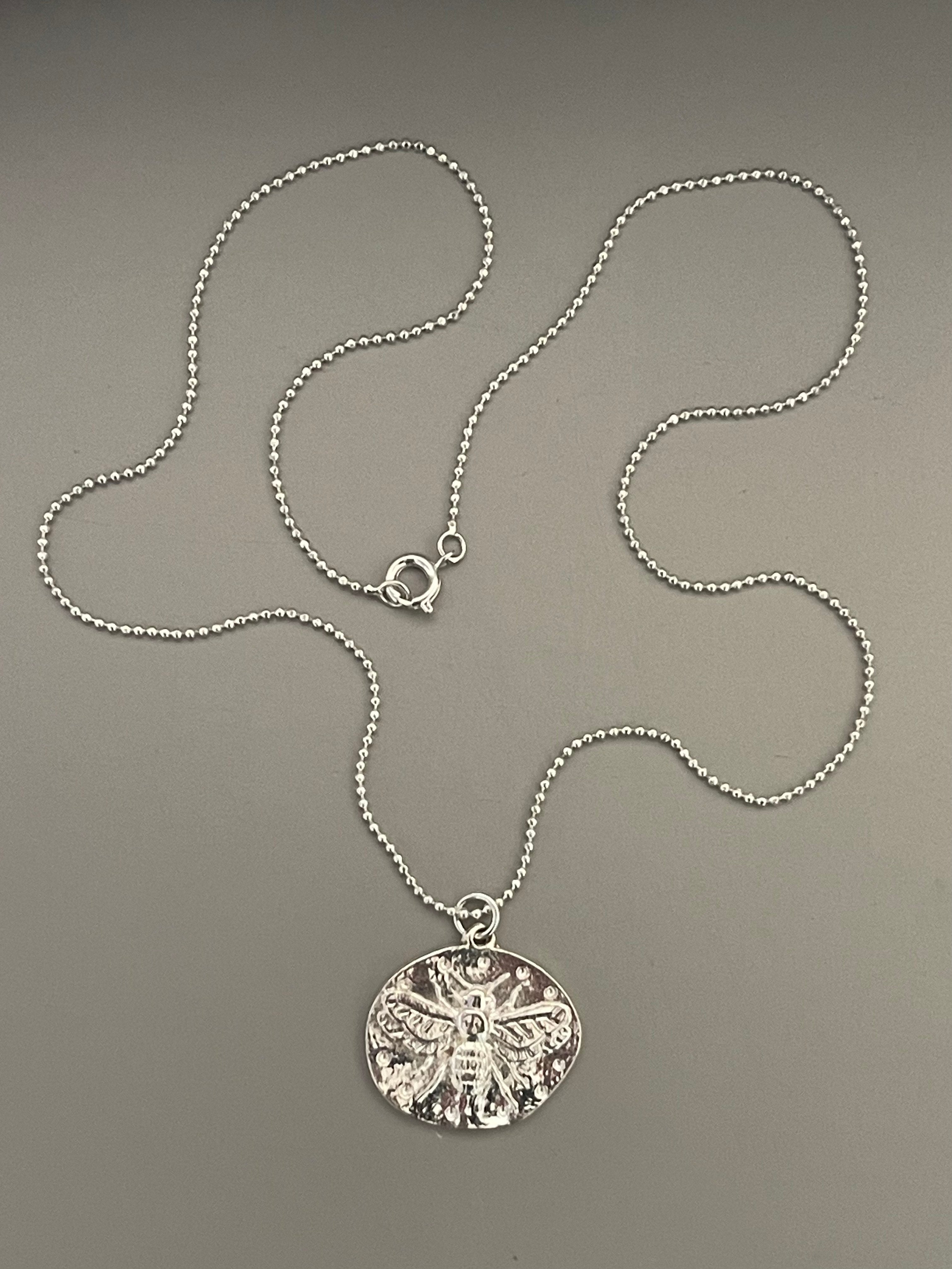 Collar Hippie Chic corto bañado en plata con precioso colgante de abeja.