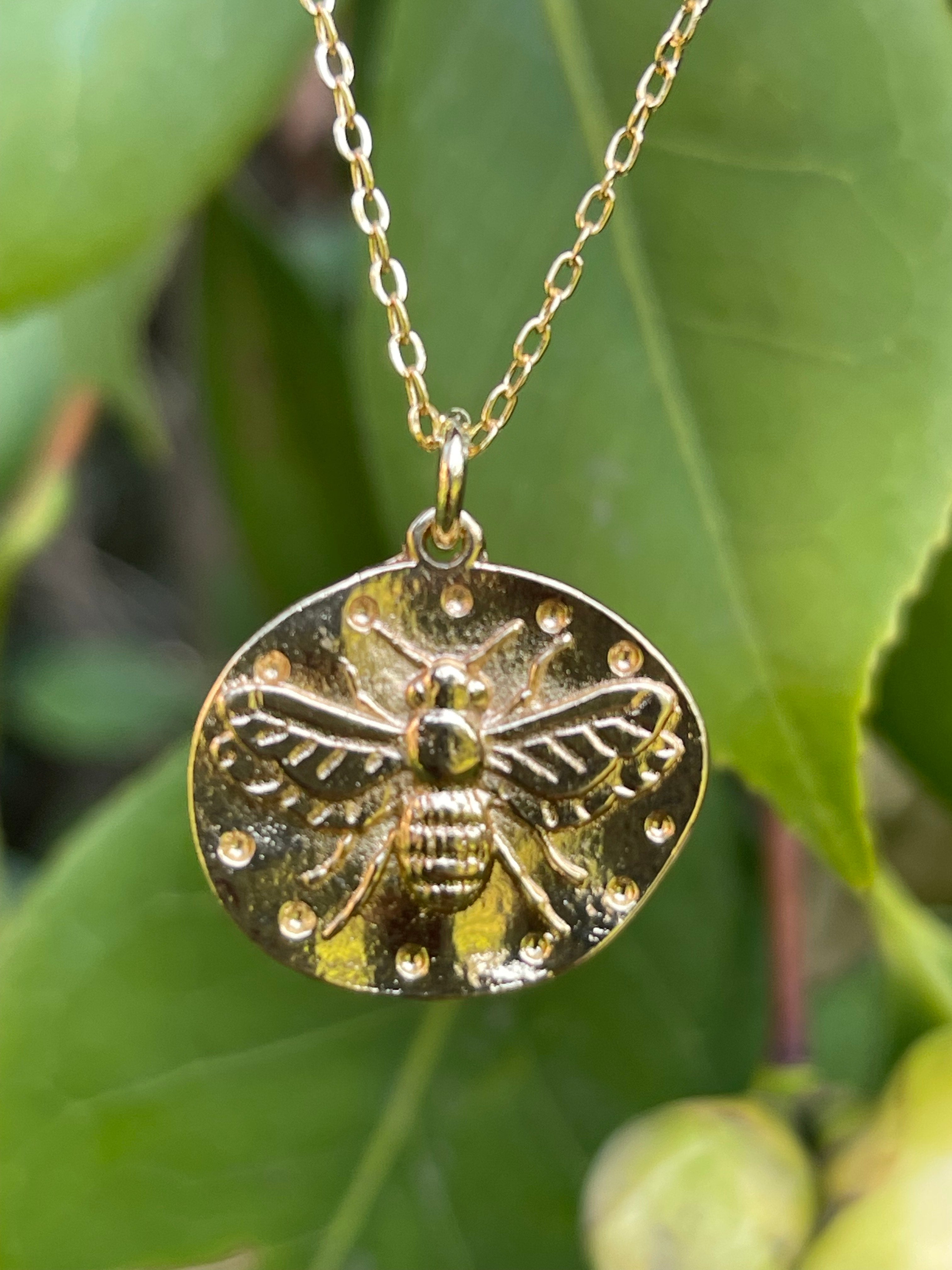 Collar Hippie Chic corto bañado en oro con precioso colgante de abeja.