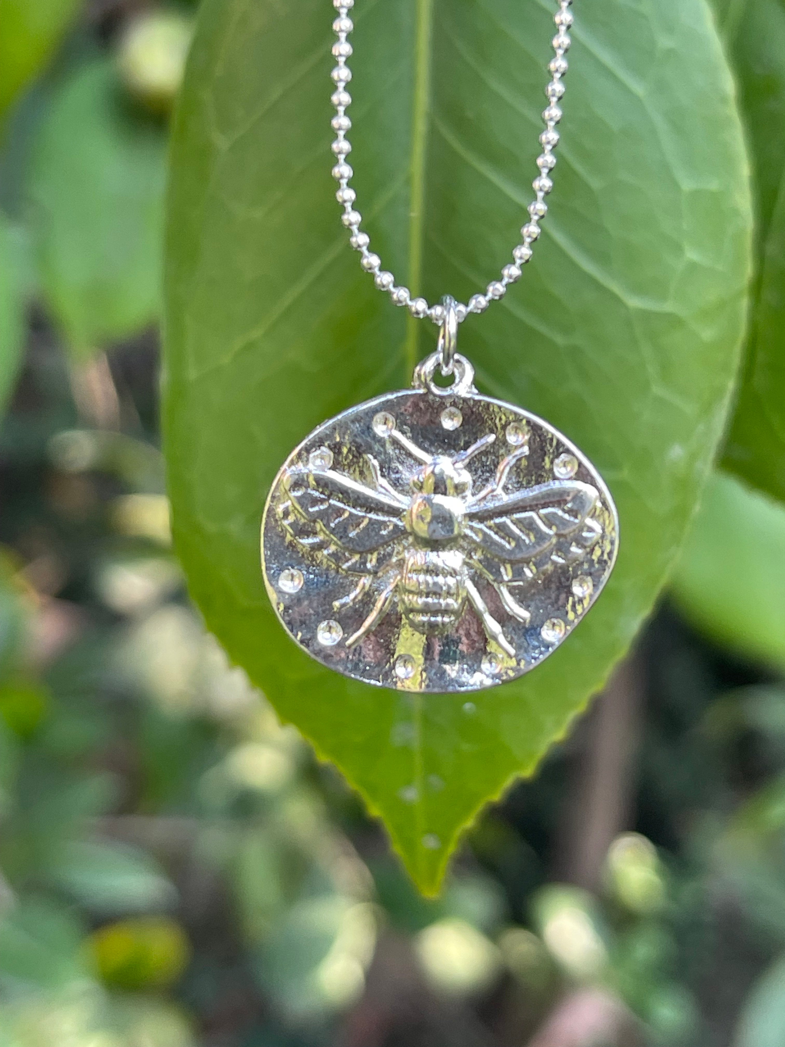 Collar Hippie Chic corto bañado en plata con precioso colgante de abeja.
