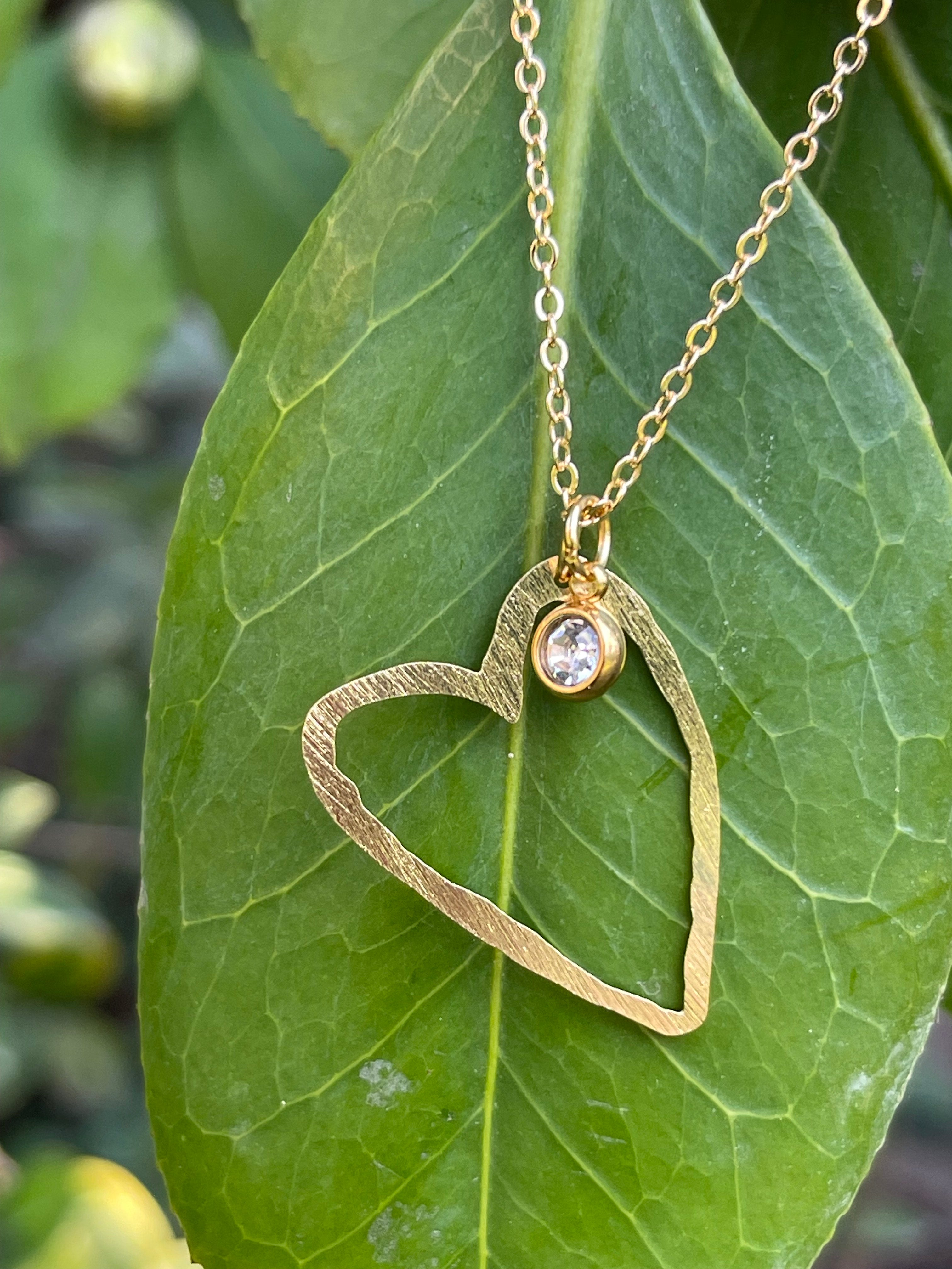 Collar Hippie Chic corto bañado en oro con delicado corazon y punto de luz.