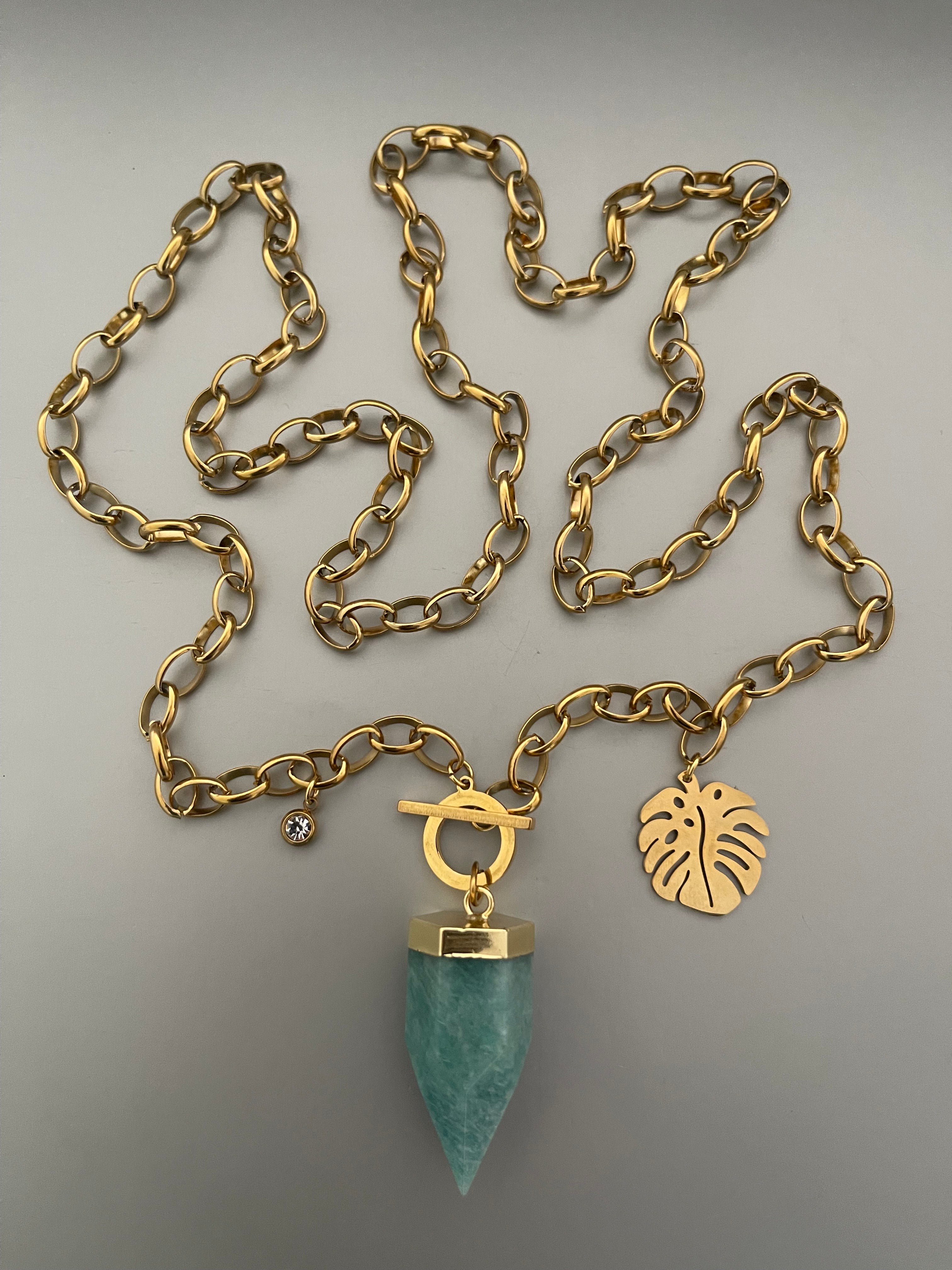 Collar Hippie Chic largo de acero inoxidable dorado maravilloso colgante de piedra natural Amazonita y mini colgantes de hoja y punto de luz.