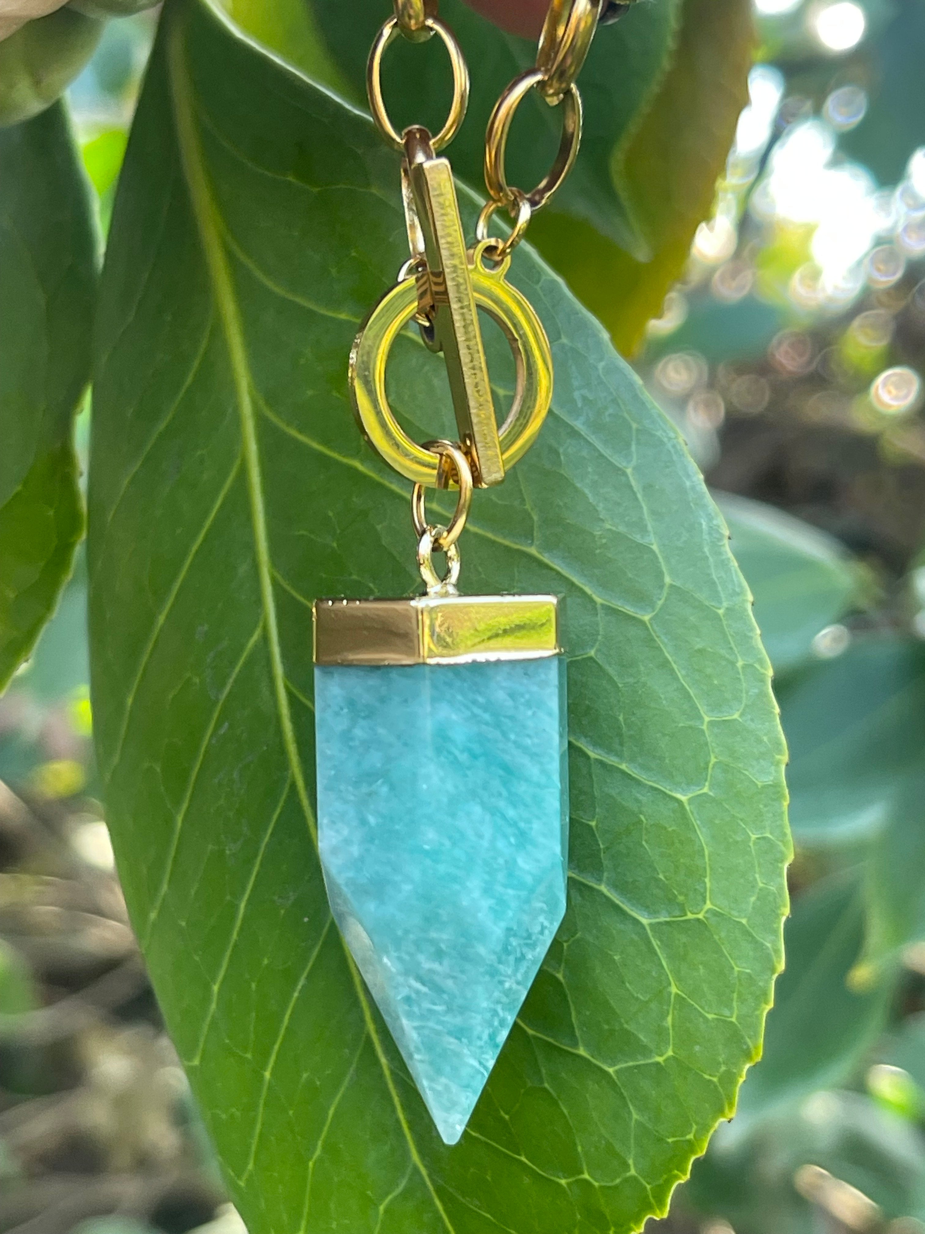 Collar Hippie Chic largo de acero inoxidable dorado maravilloso colgante de piedra natural Amazonita y mini colgantes de hoja y punto de luz.
