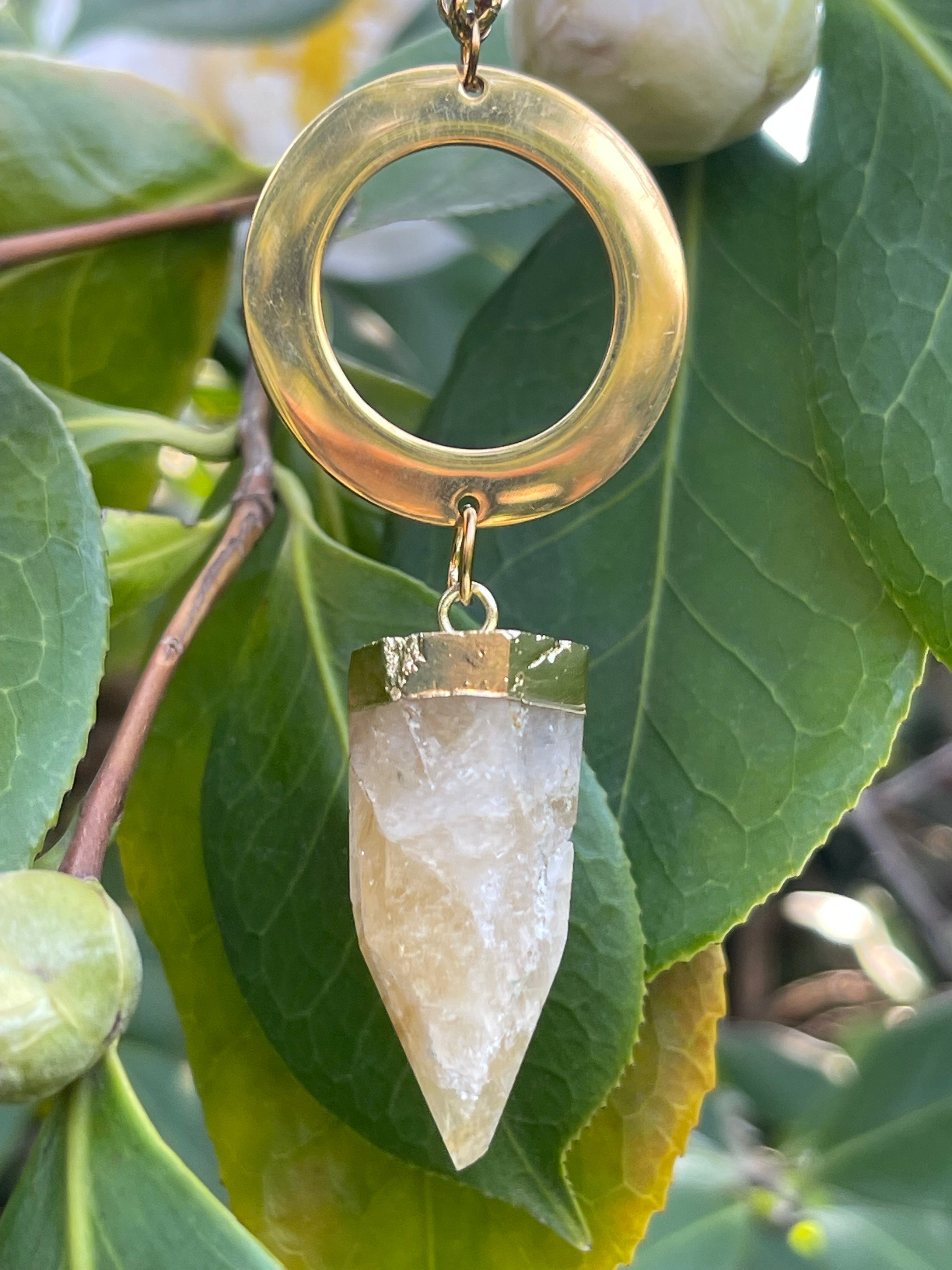 Collar Hippie Chic largo con cadena de acero inoxidable dorado, maravillo colgante de Citrino natural y detalles de coronita y punta de luz como mini colgantes.