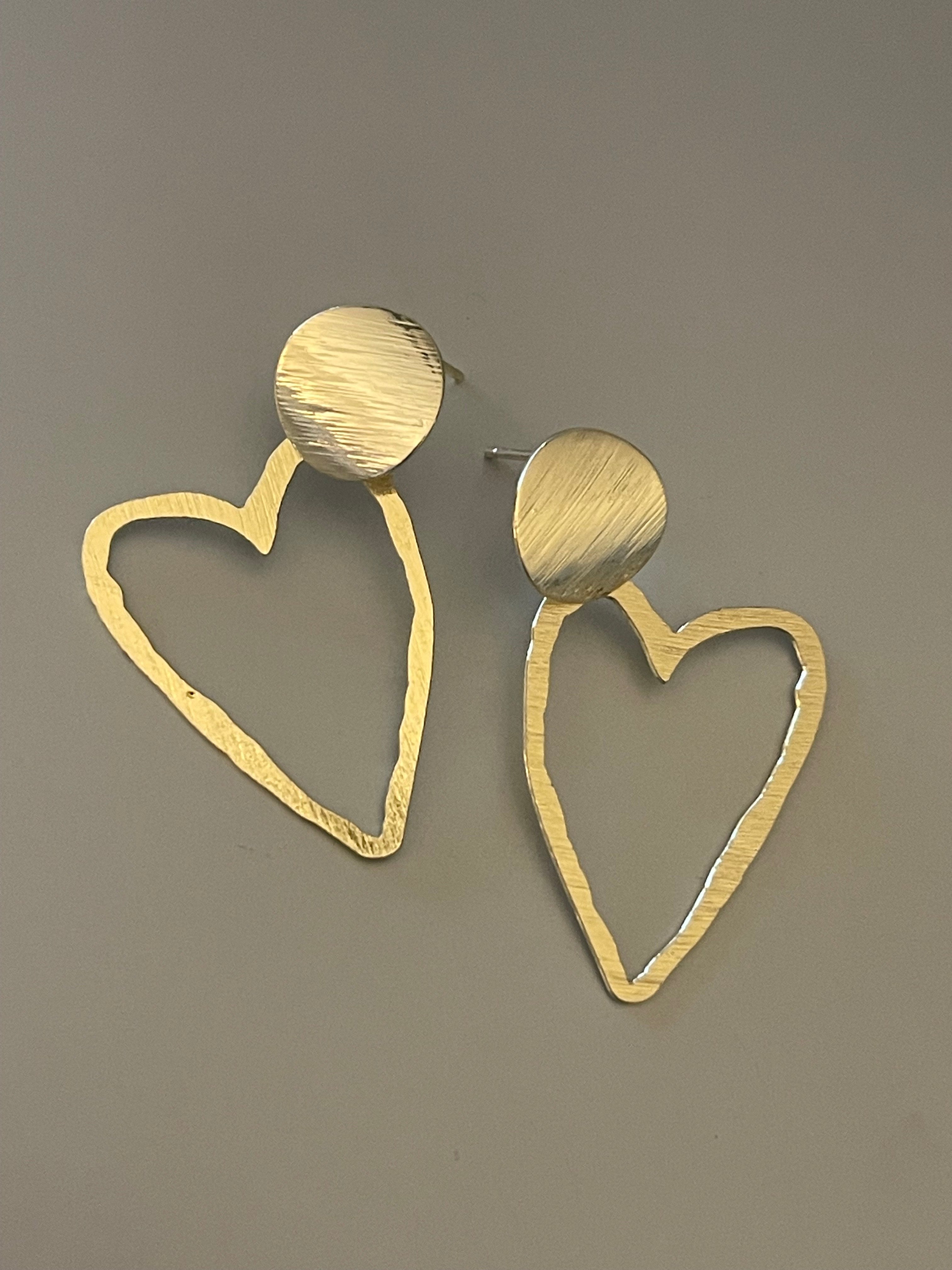 Aros Hippie Chic bañados en oro con delicada forma de corazon. Largo 4 cm.