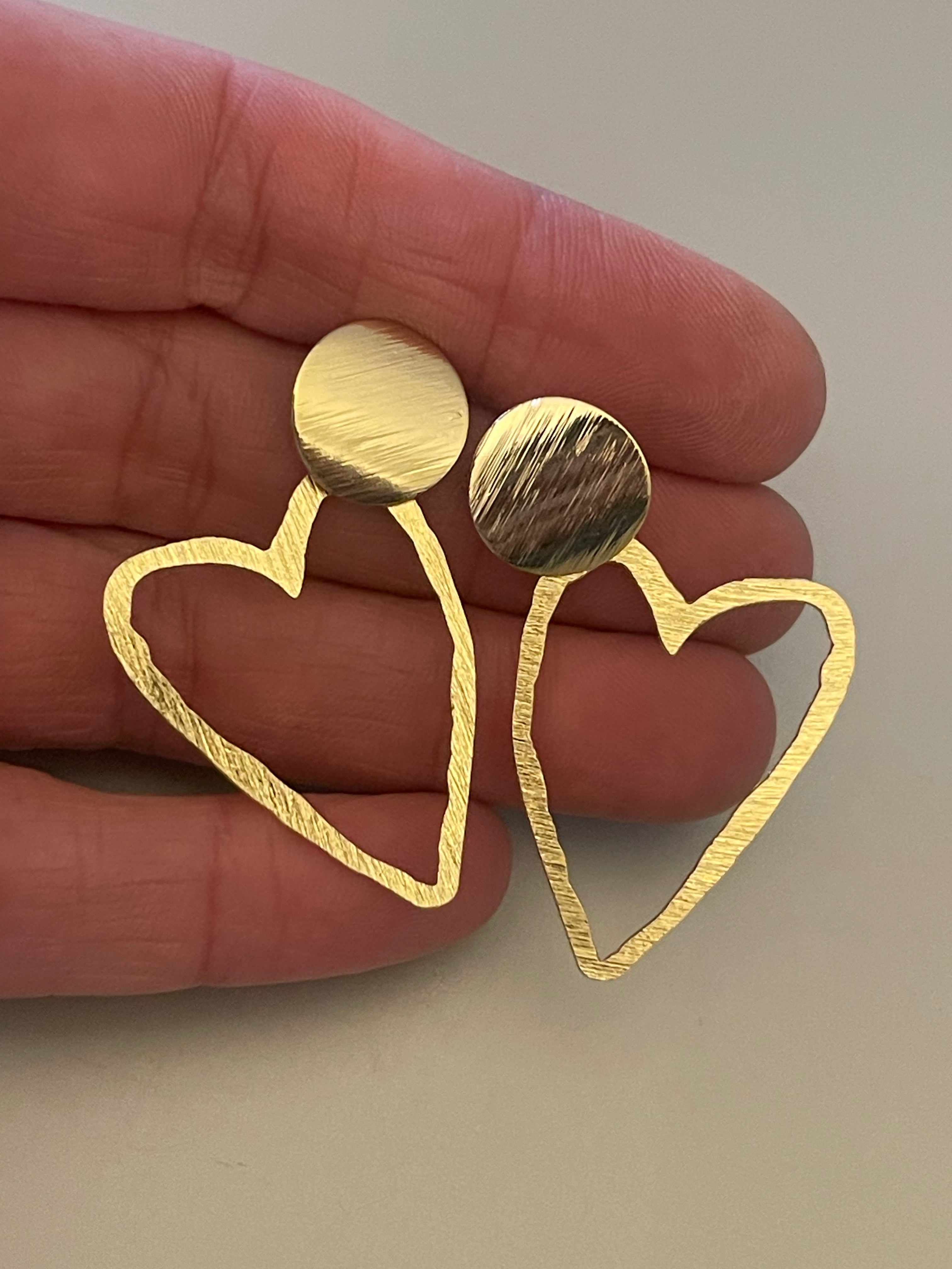 Aros Hippie Chic bañados en oro con delicada forma de corazon. Largo 4 cm.