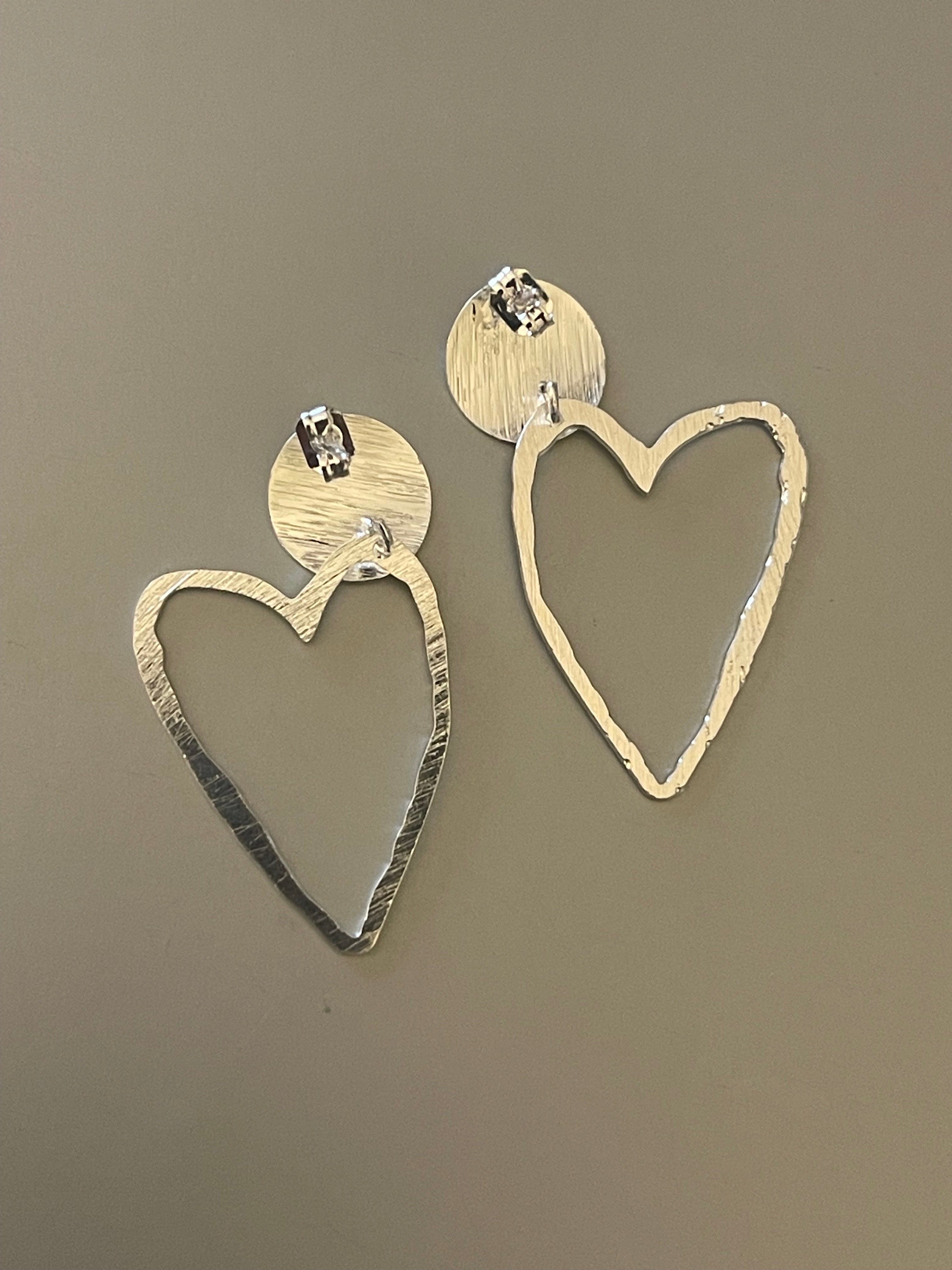 Aros Hippie Chic bañados en plata con delicada forma de corazon. Largo 4 cm.