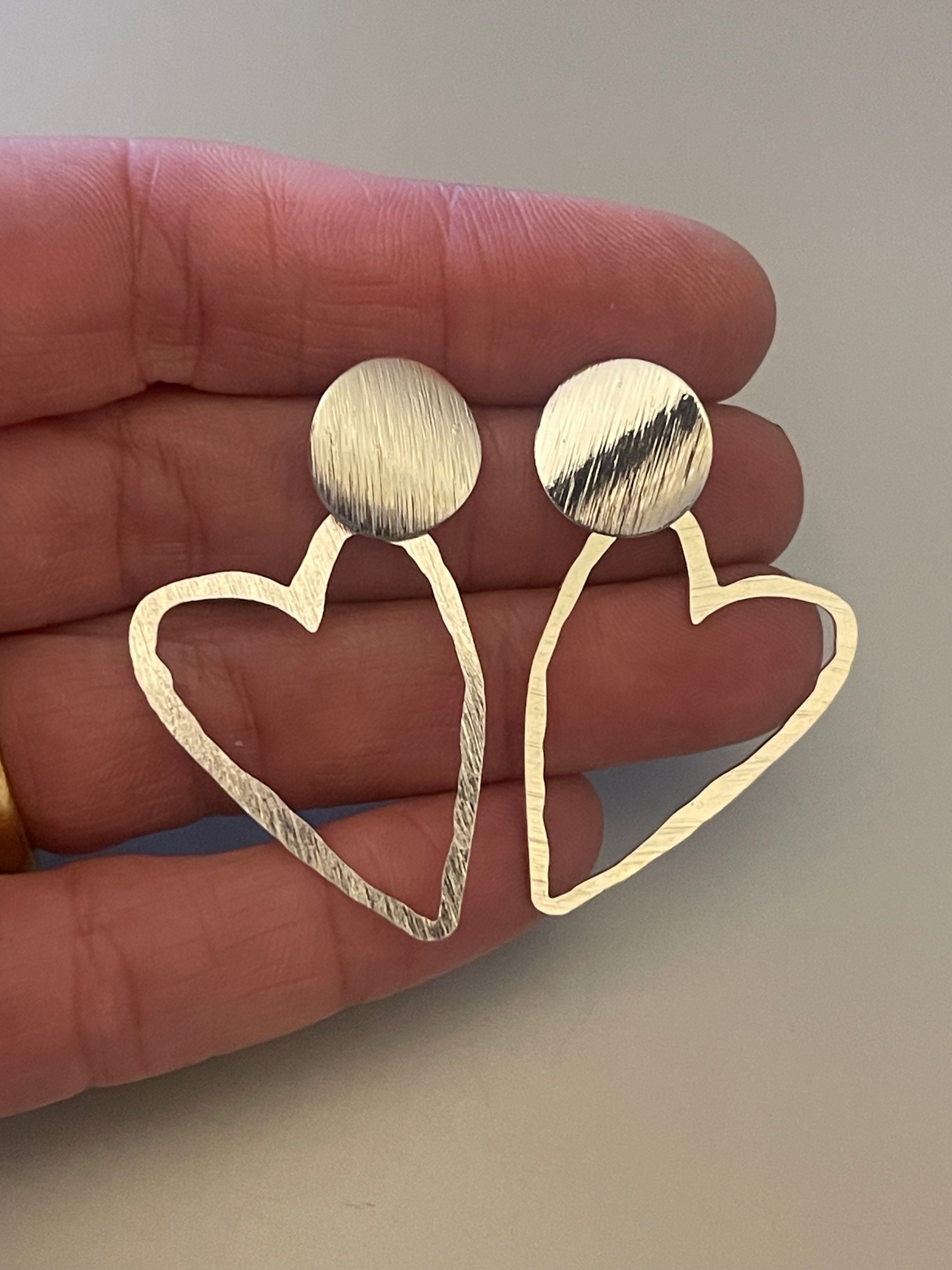 Aros Hippie Chic bañados en plata con delicada forma de corazon. Largo 4 cm.