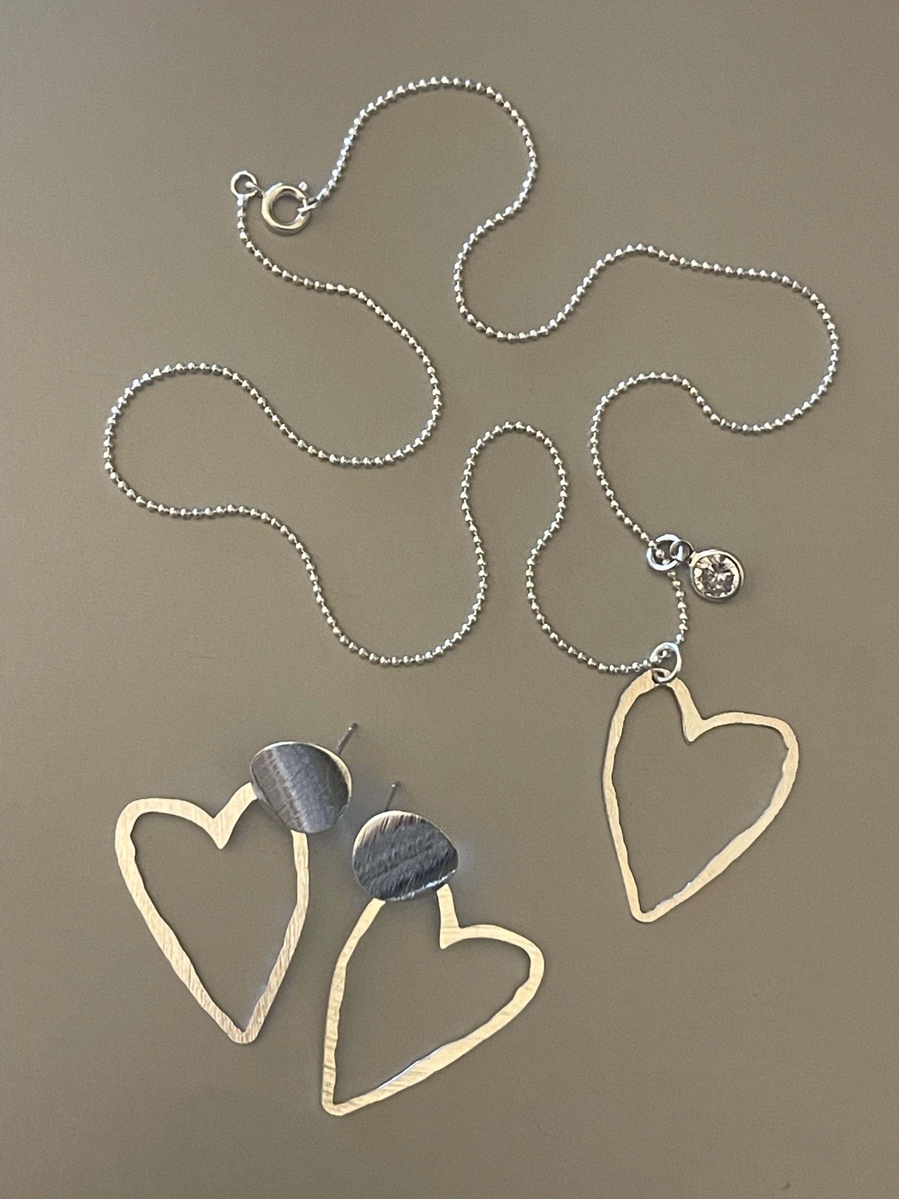Conjunto Hippie Chic bañado en plata con preciosos corazones, punto de luz y cadena de 48 cm.