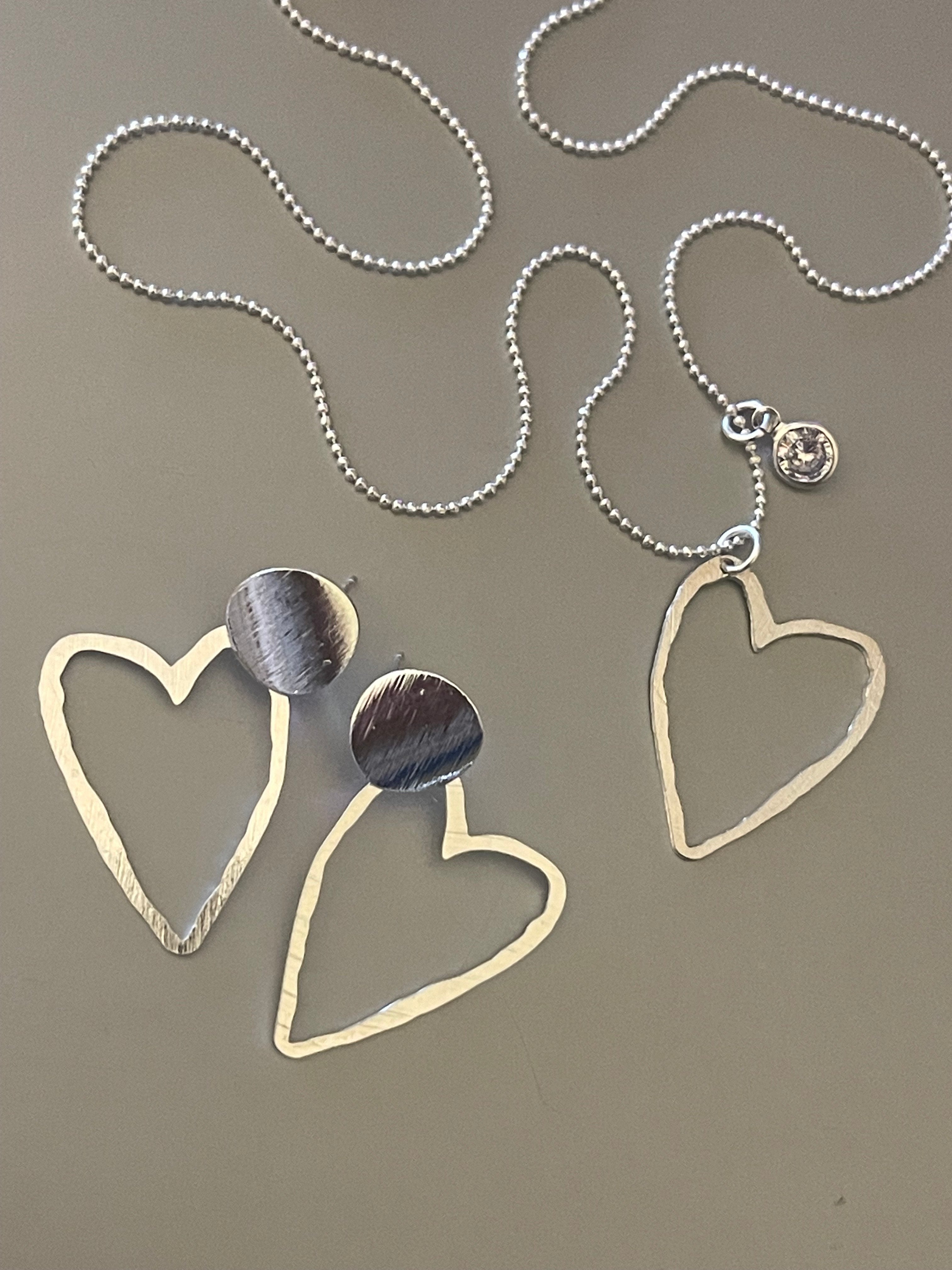 Conjunto Hippie Chic bañado en plata con preciosos corazones, punto de luz y cadena de 48 cm.