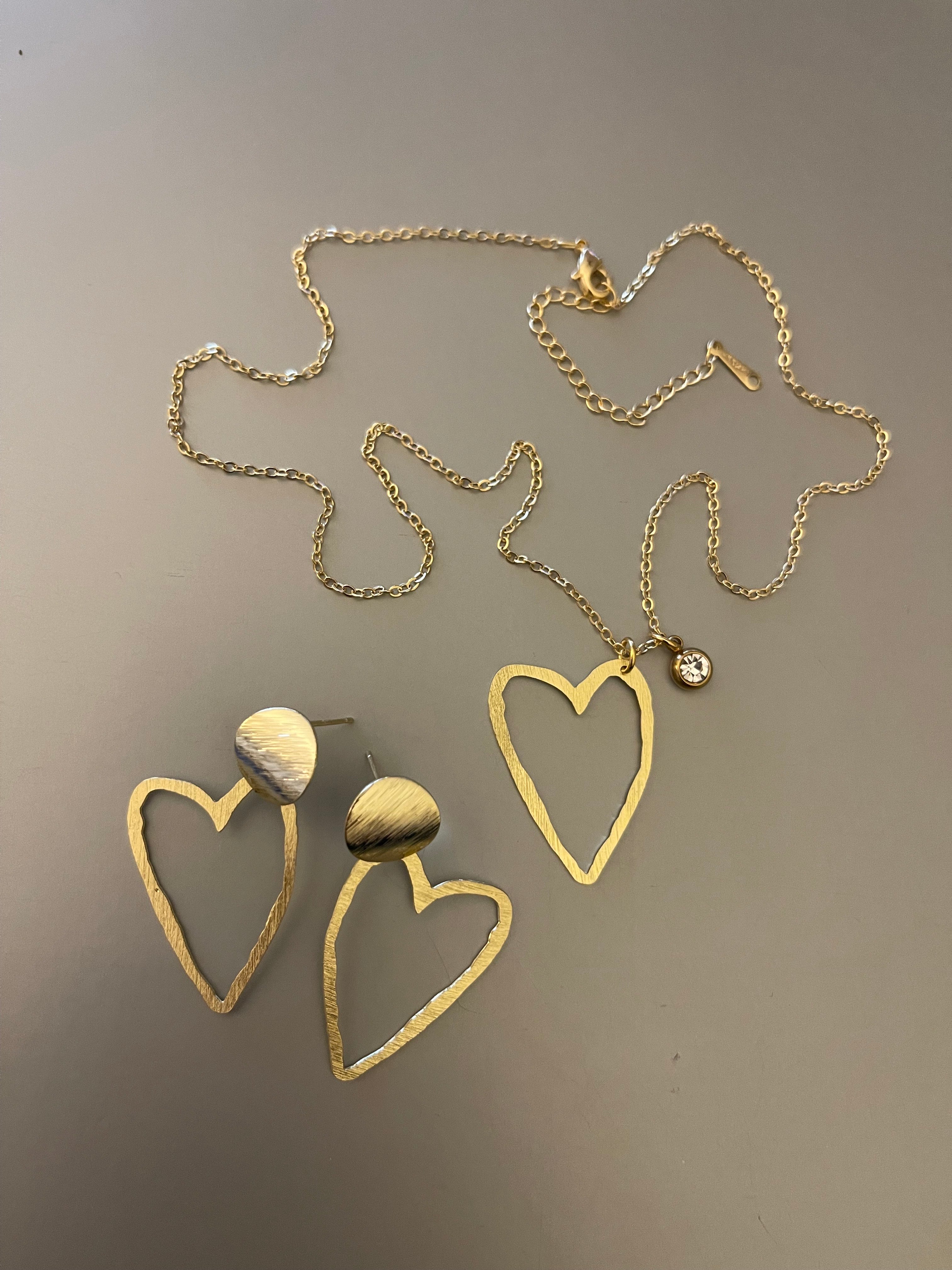 Conjunto Hippie Chic bañado en oro con preciosos corazones, punto de luz y cadena de 48 cm.