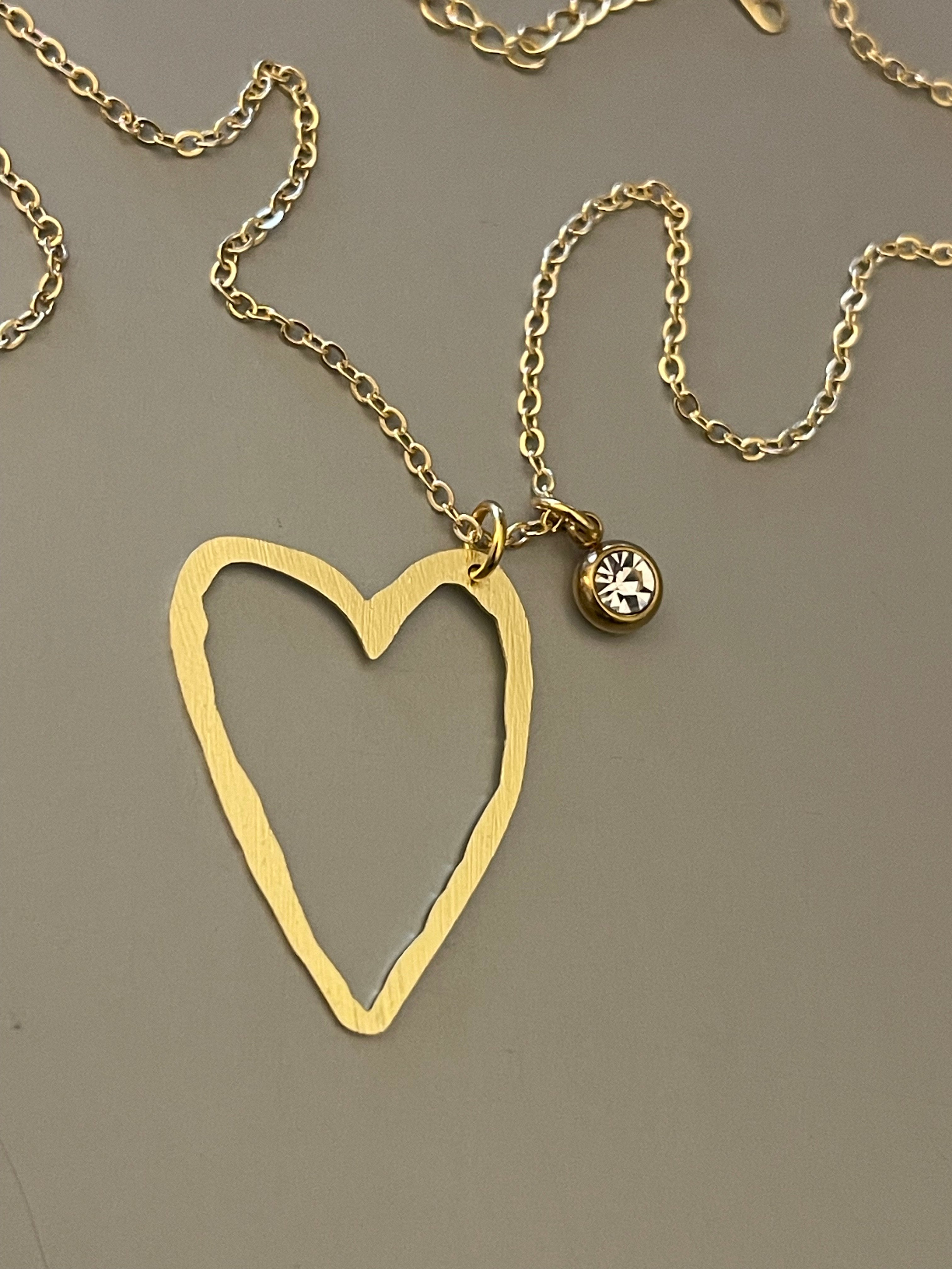 Conjunto Hippie Chic bañado en oro con preciosos corazones, punto de luz y cadena de 48 cm.