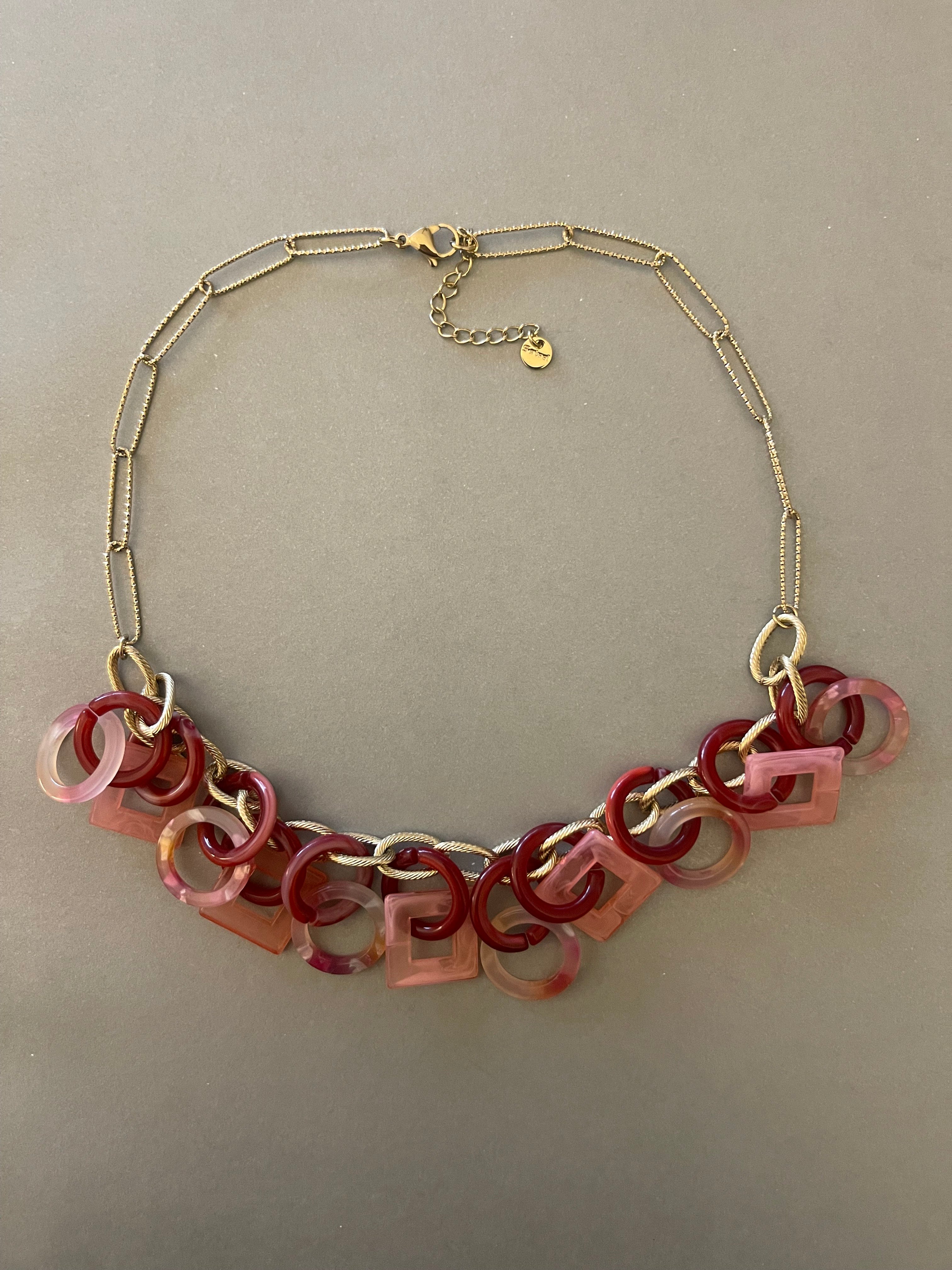 Collar Hippie Chic de acrilico y cadena de acero inoxidable dorado en preciosos tonos rosas.