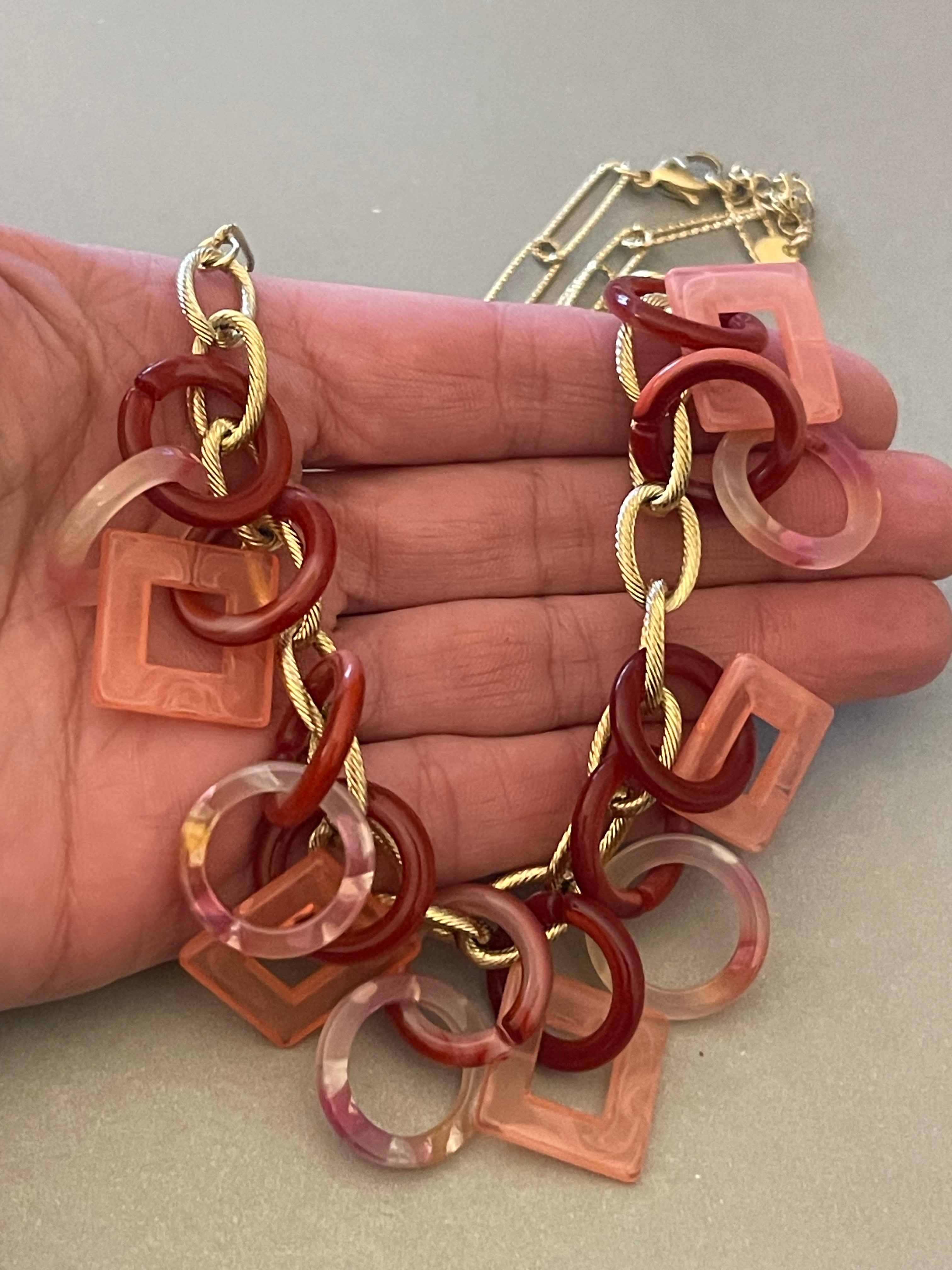 Collar Hippie Chic de acrilico y cadena de acero inoxidable dorado en preciosos tonos rosas.