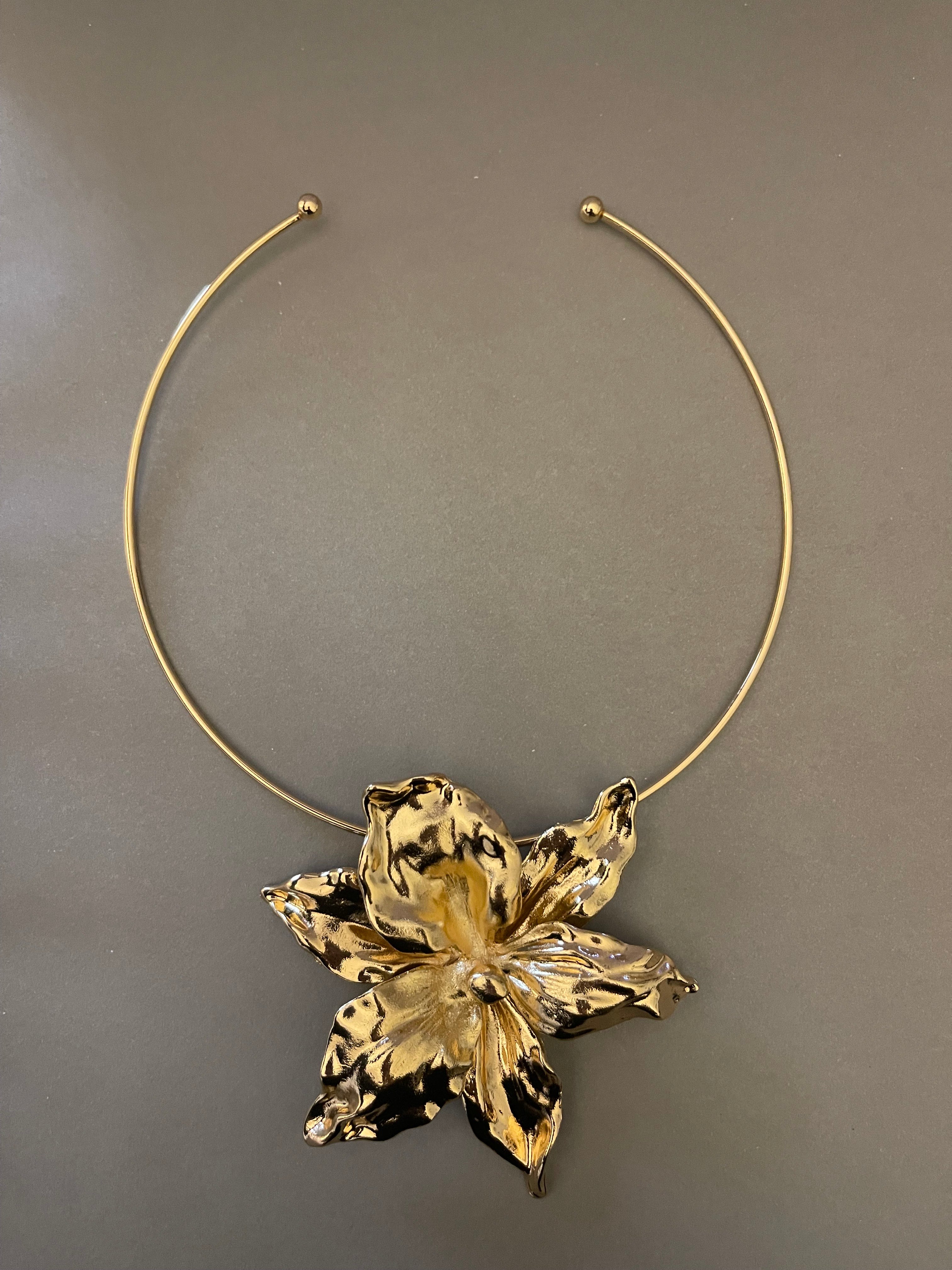 Collar Hippie Chic dorado con espectacular flor en el centro.
