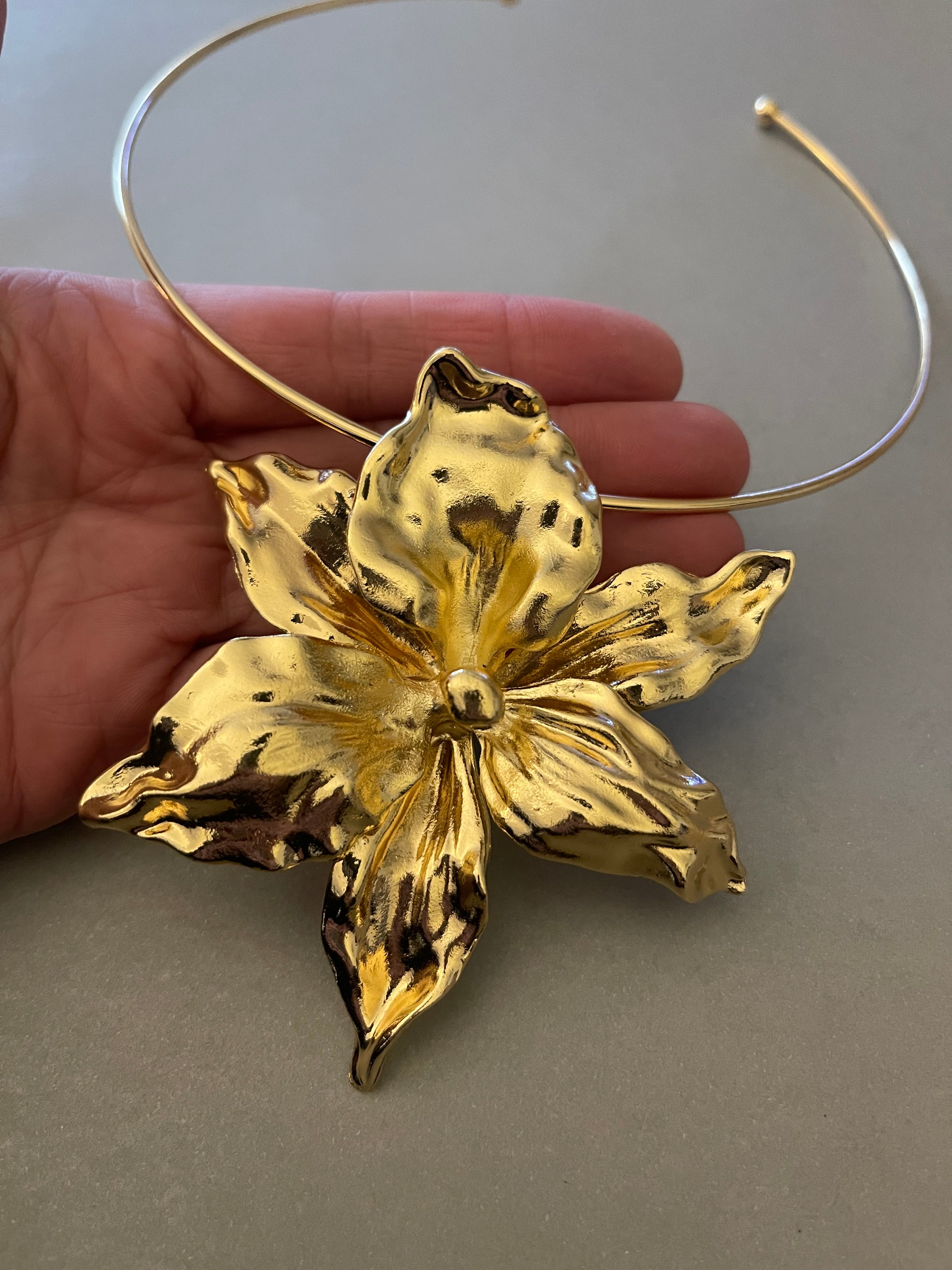 Collar Hippie Chic dorado con espectacular flor en el centro.