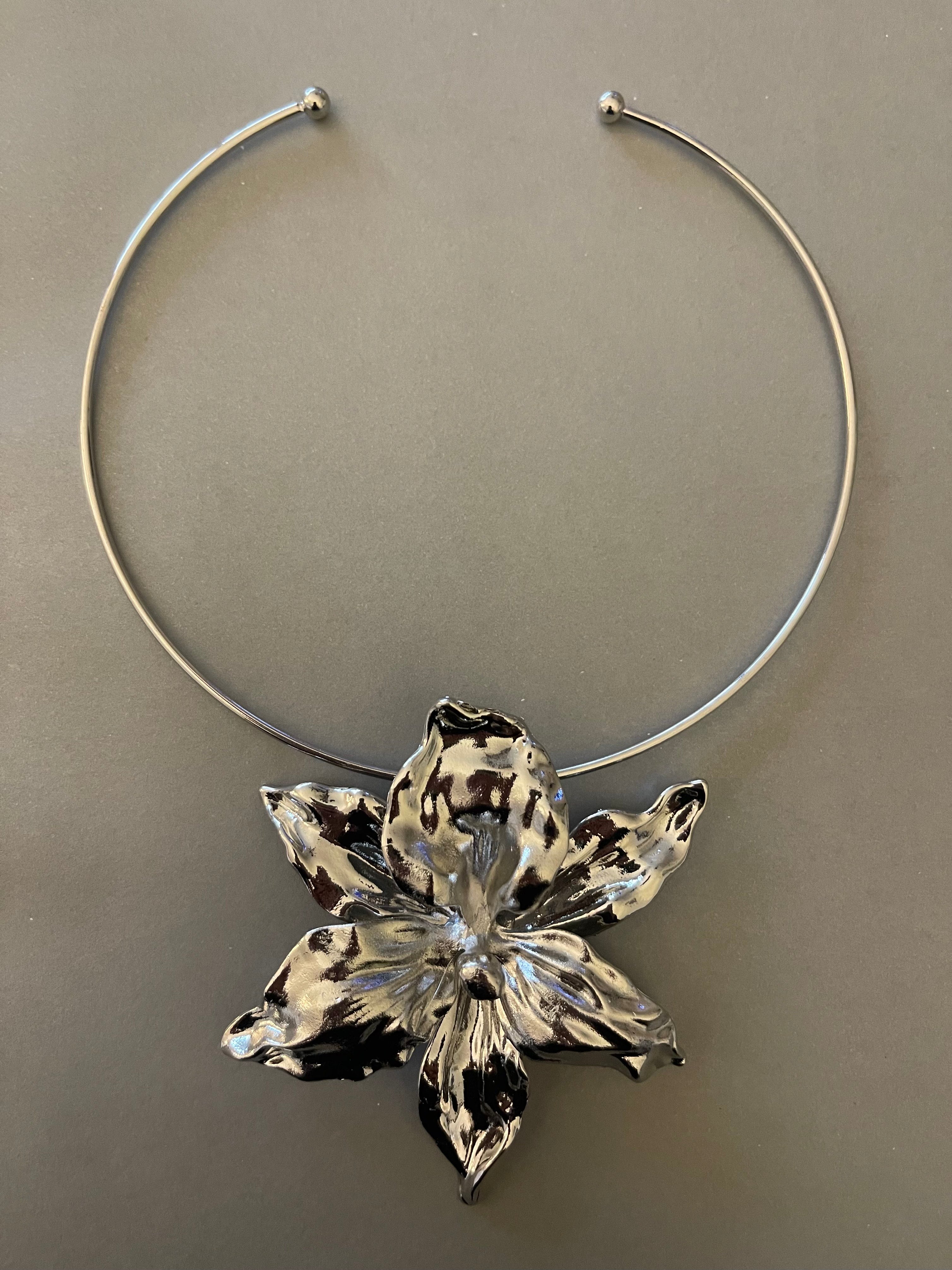 Collar Hippie Chic plateado con espectacular flor en el centro.