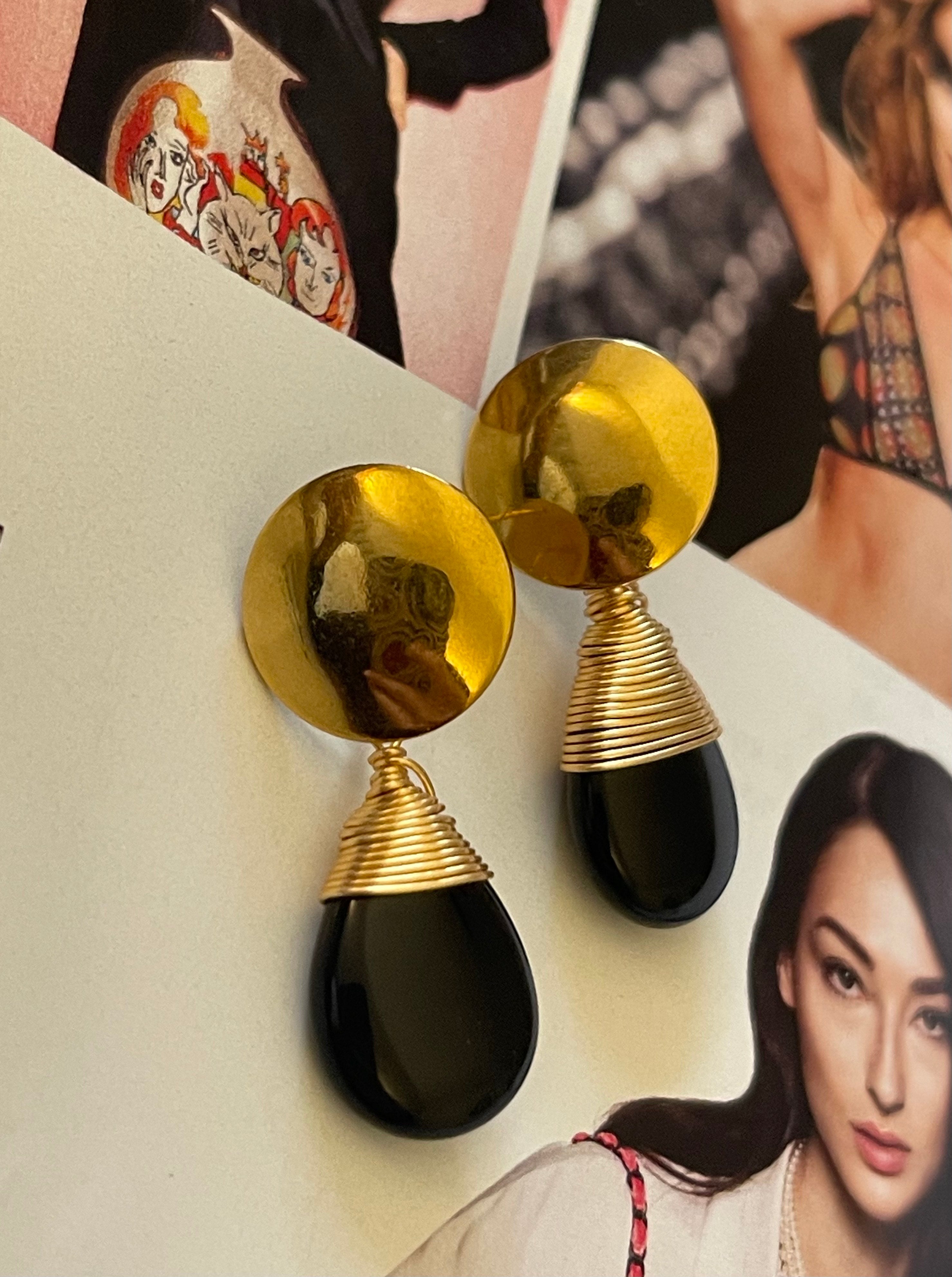 Aros HIppie Chic con elegante piedra natural negra y base en acero inoxidable dorado. Largo 3.7 cm.