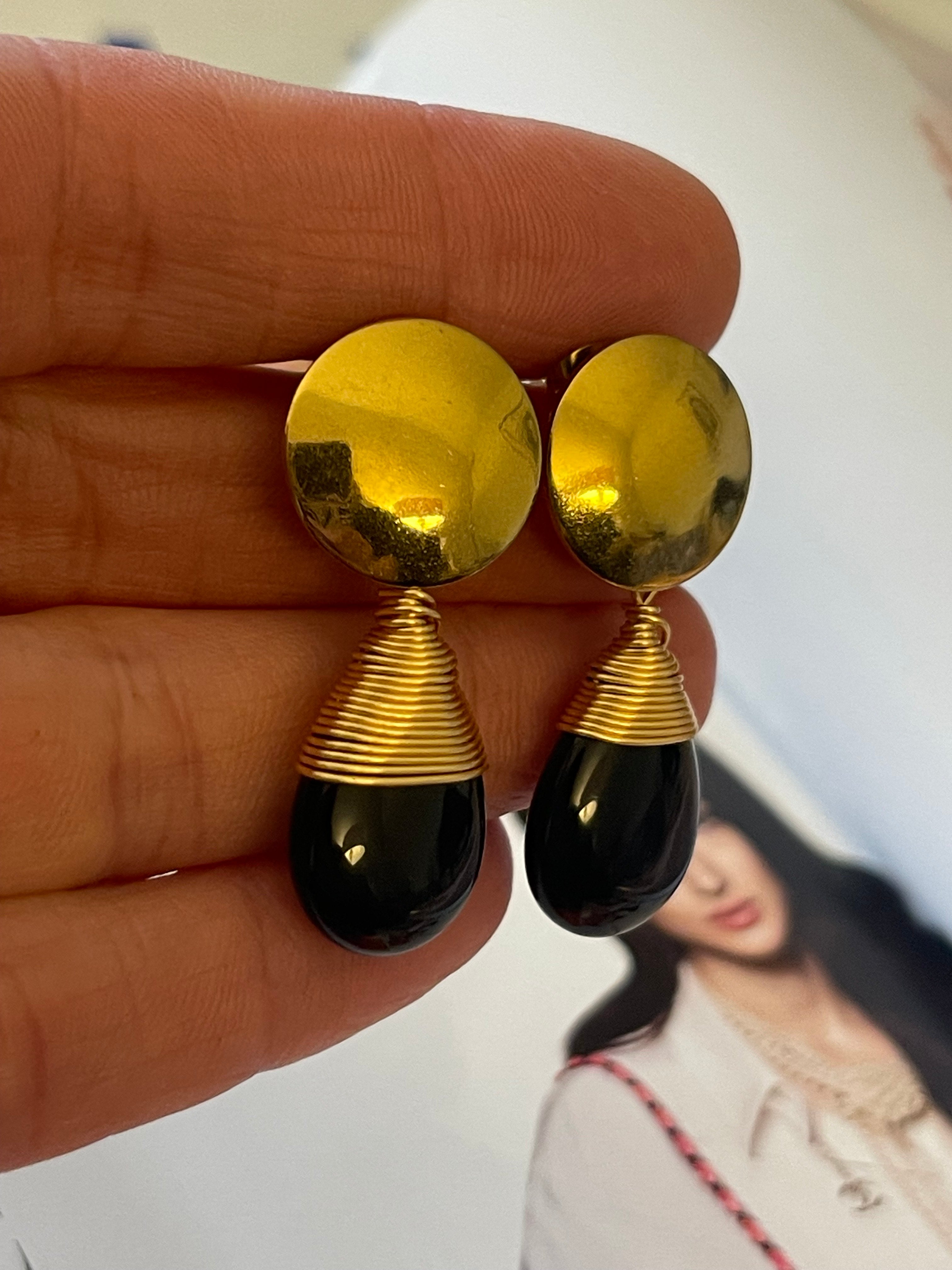 Aros HIppie Chic con elegante piedra natural negra y base en acero inoxidable dorado. Largo 3.7 cm.