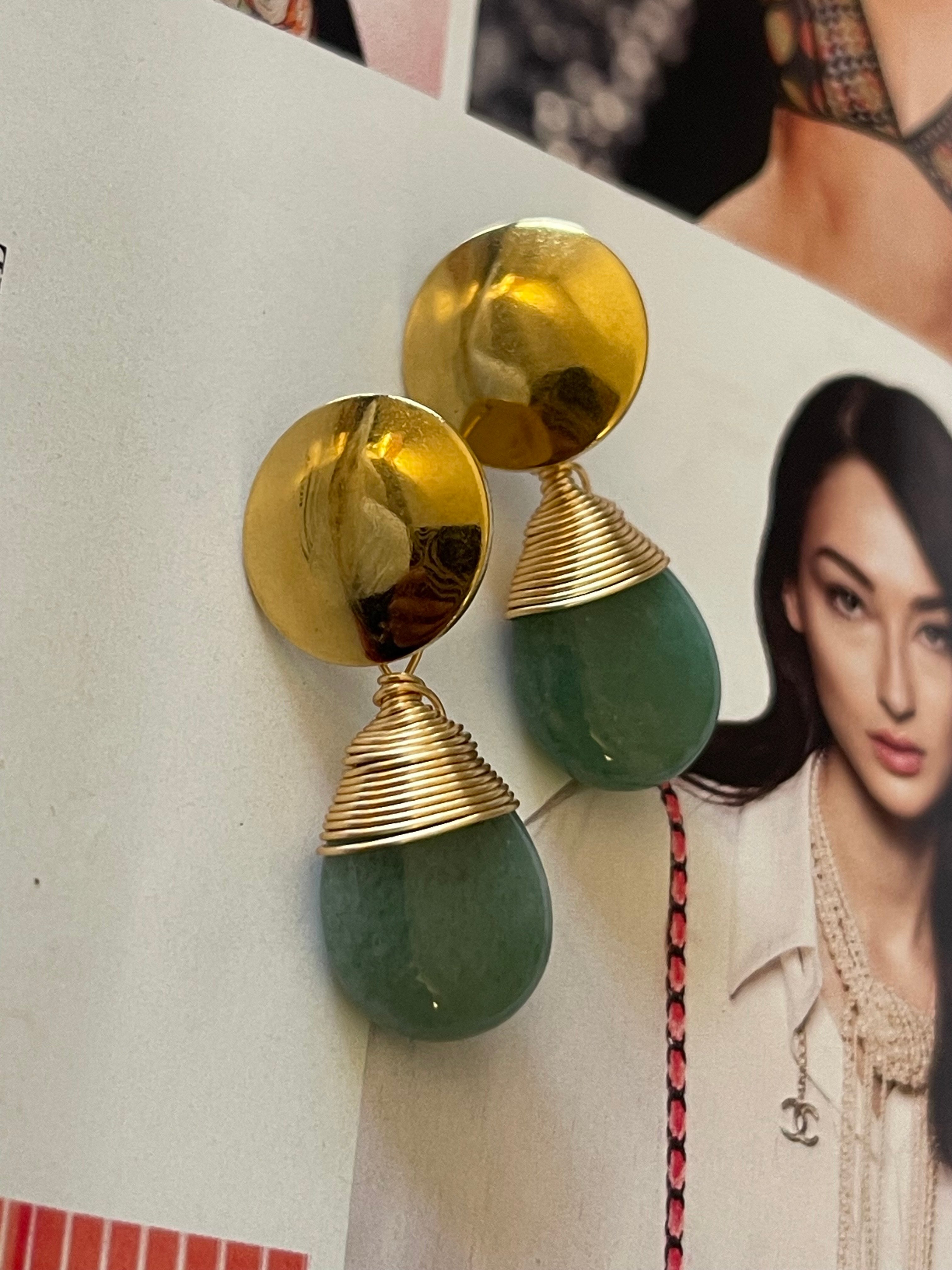 Aros Hippie Chic con preciosa piedra natural verde agua y base en acero inoxidable dorado. Largo 3.7 cm.
