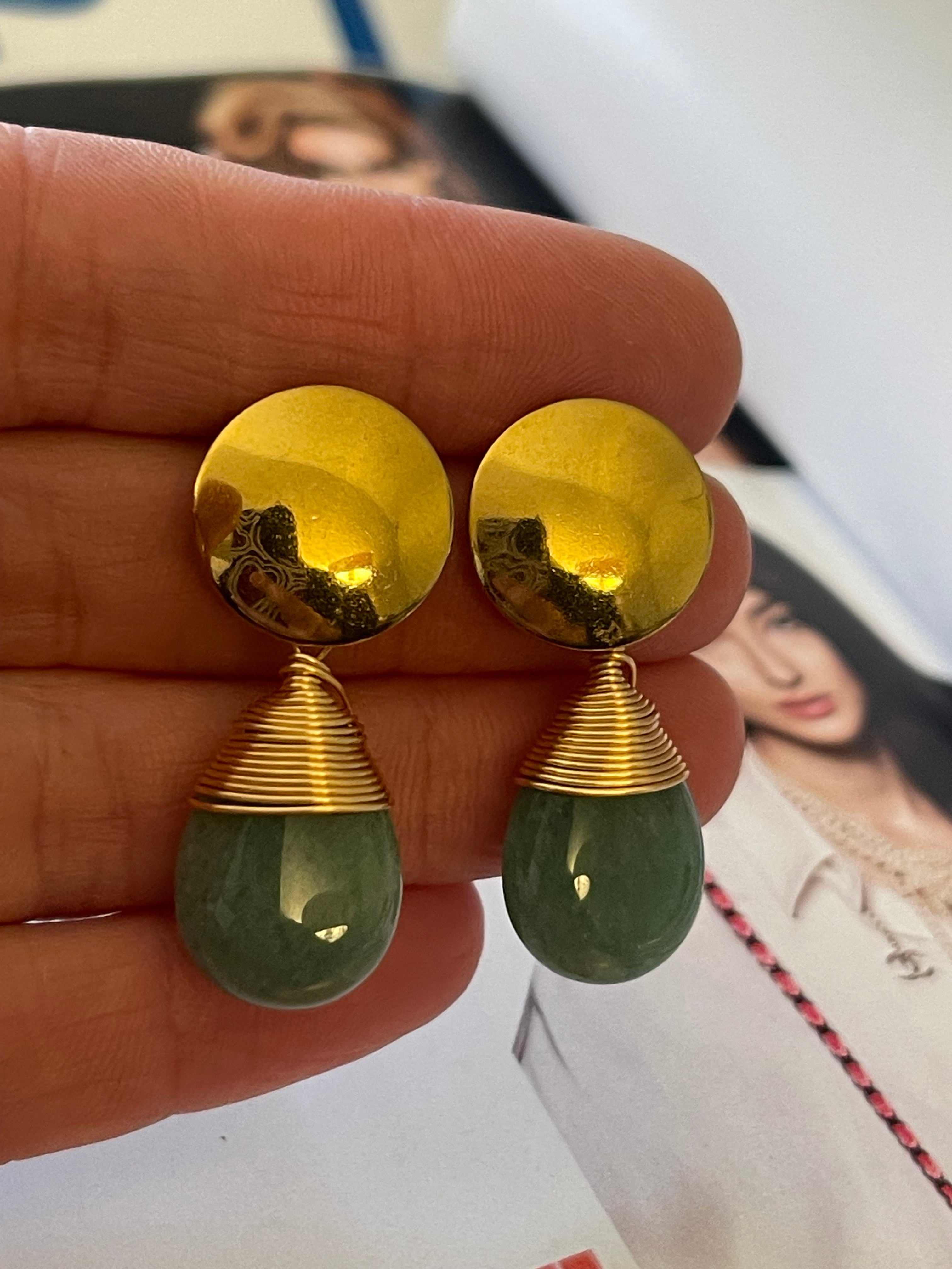 Aros Hippie Chic con preciosa piedra natural verde agua y base en acero inoxidable dorado. Largo 3.7 cm.