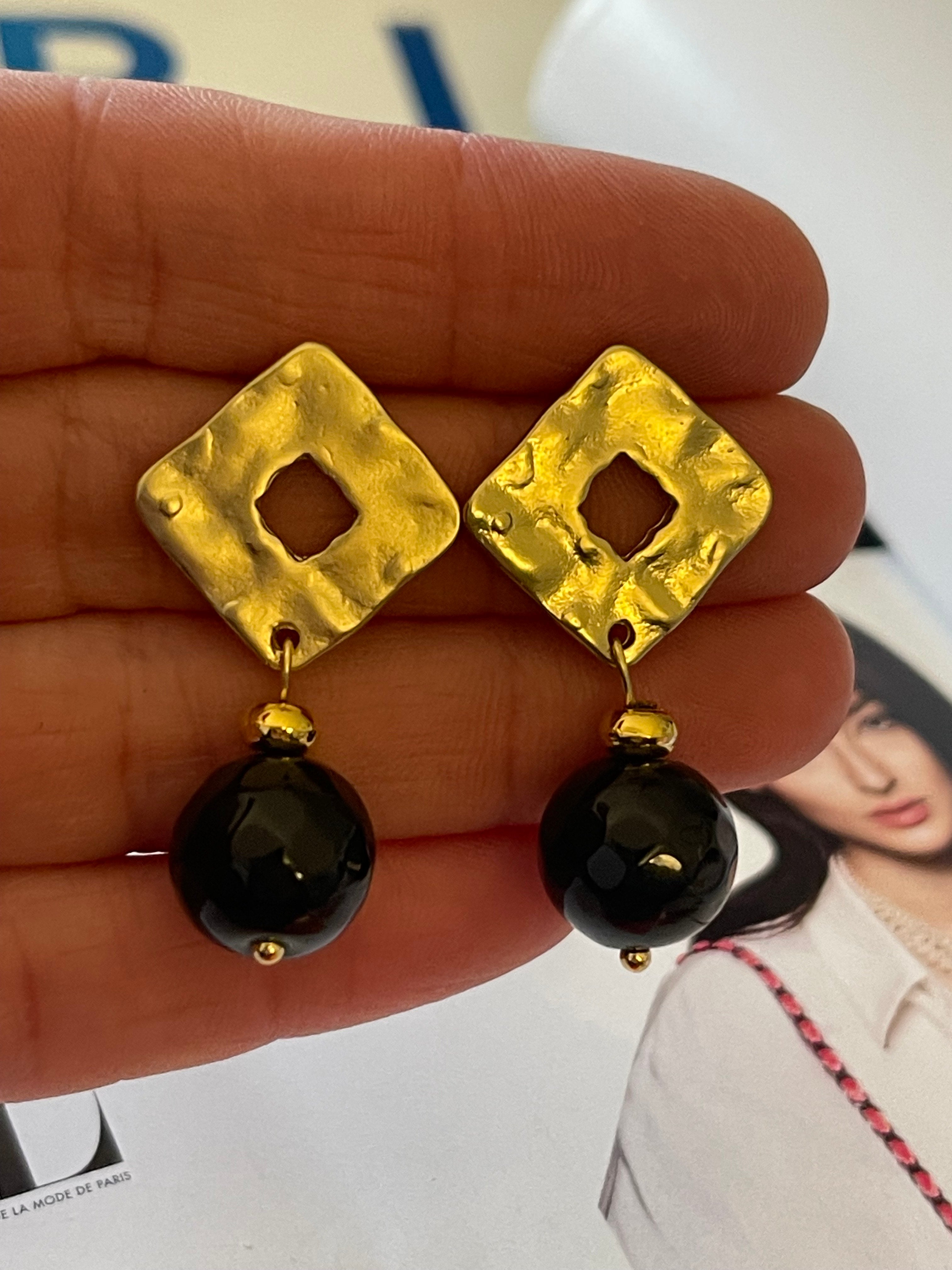 Aros Hippie Chic bañados en oro con elegante Agata facetada negra. Largo 3.8 cm.